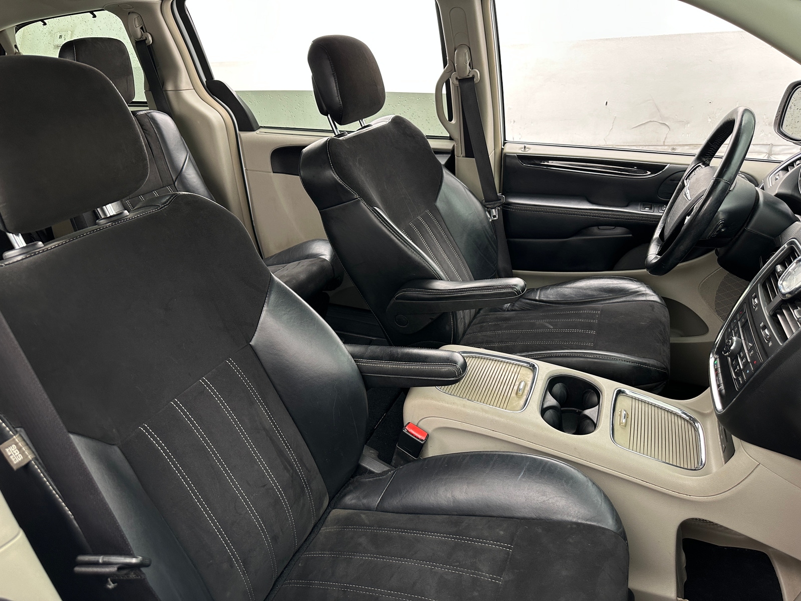 Thumbnail: 2016 Chrysler Town & Country - 2