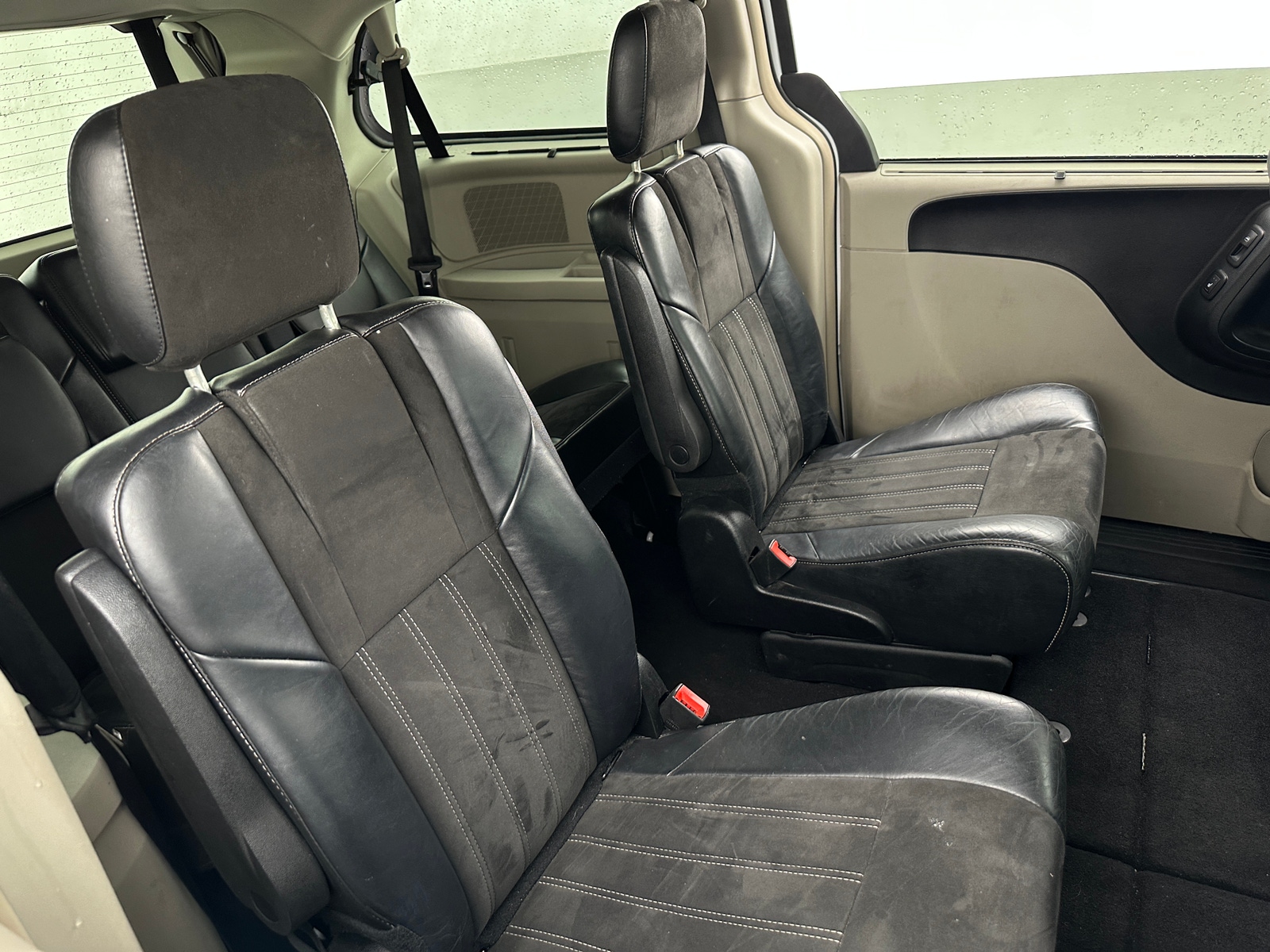 Thumbnail: 2016 Chrysler Town & Country - 6