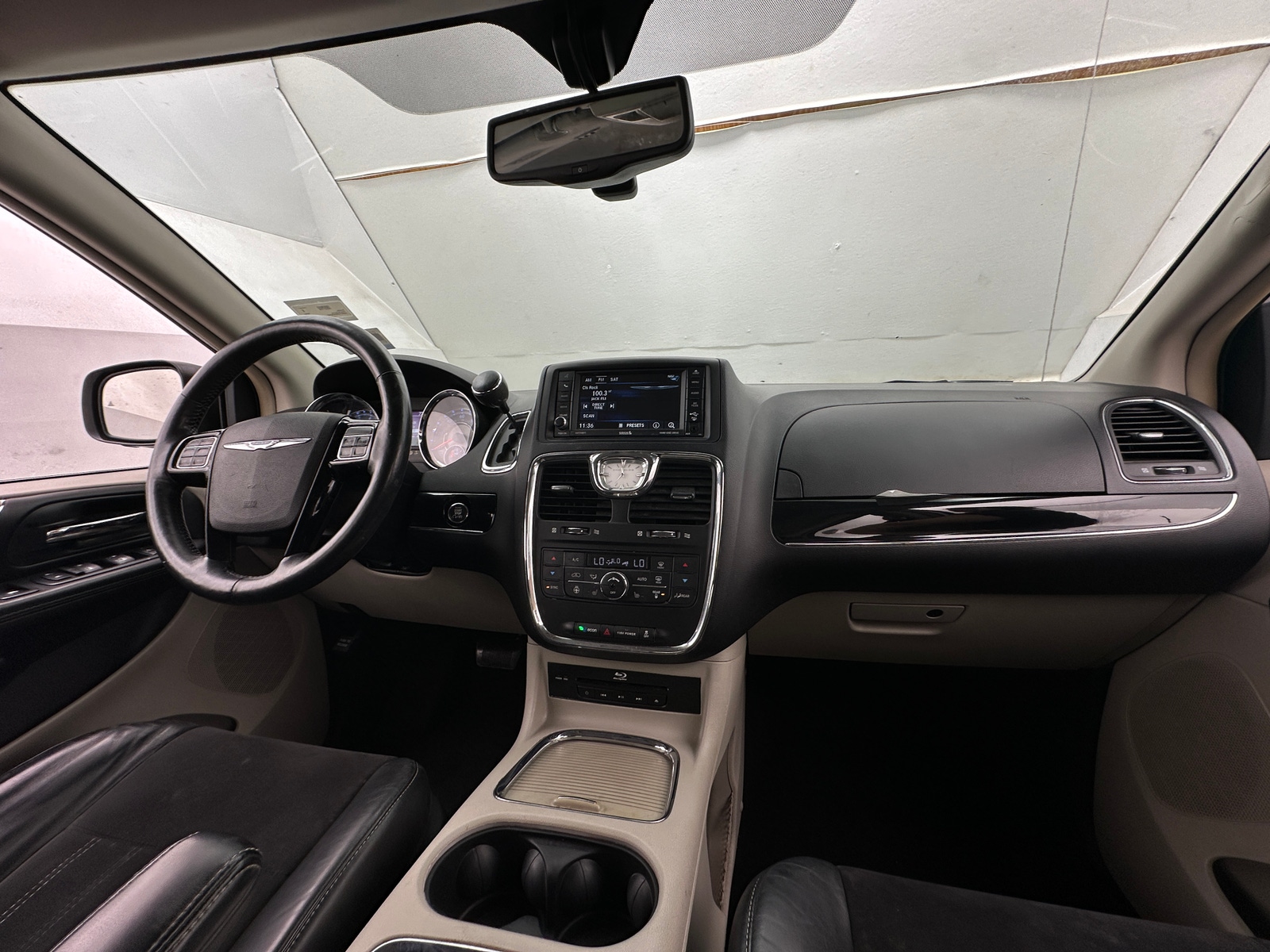 Thumbnail: 2016 Chrysler Town & Country - 3