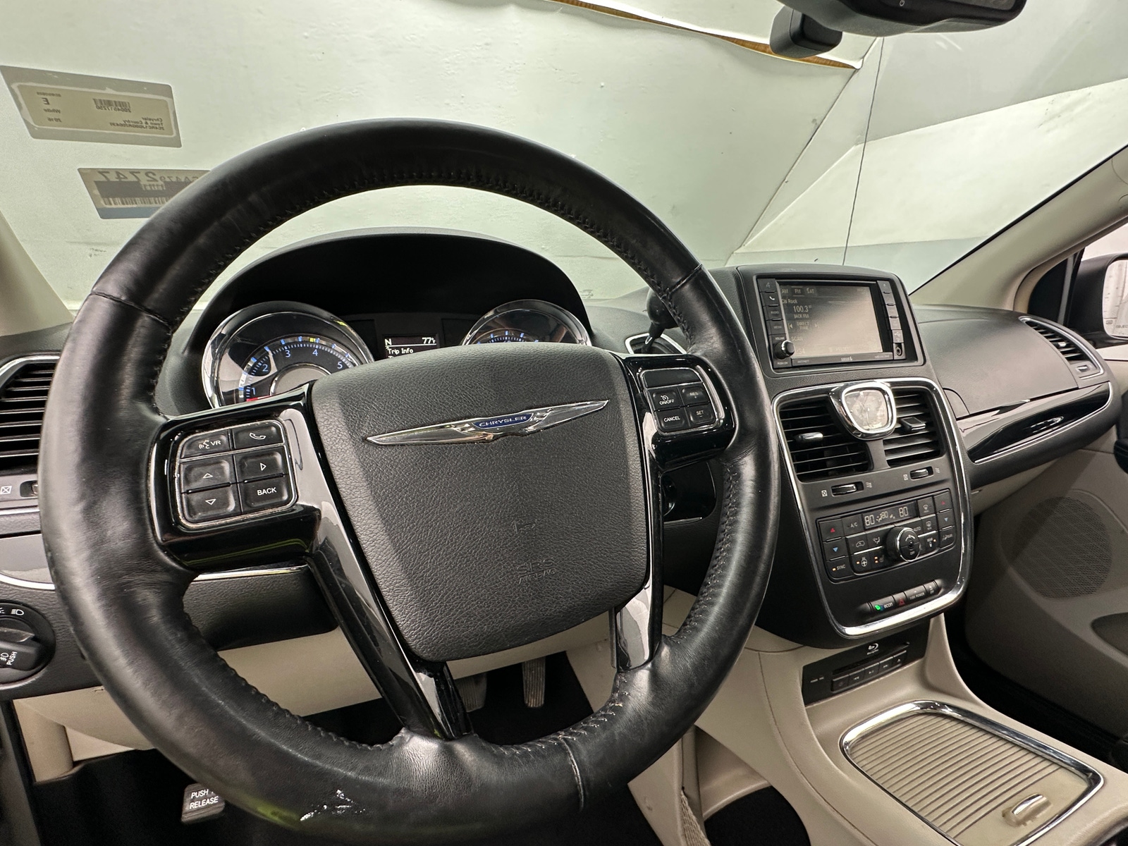 Thumbnail: 2016 Chrysler Town & Country - 5