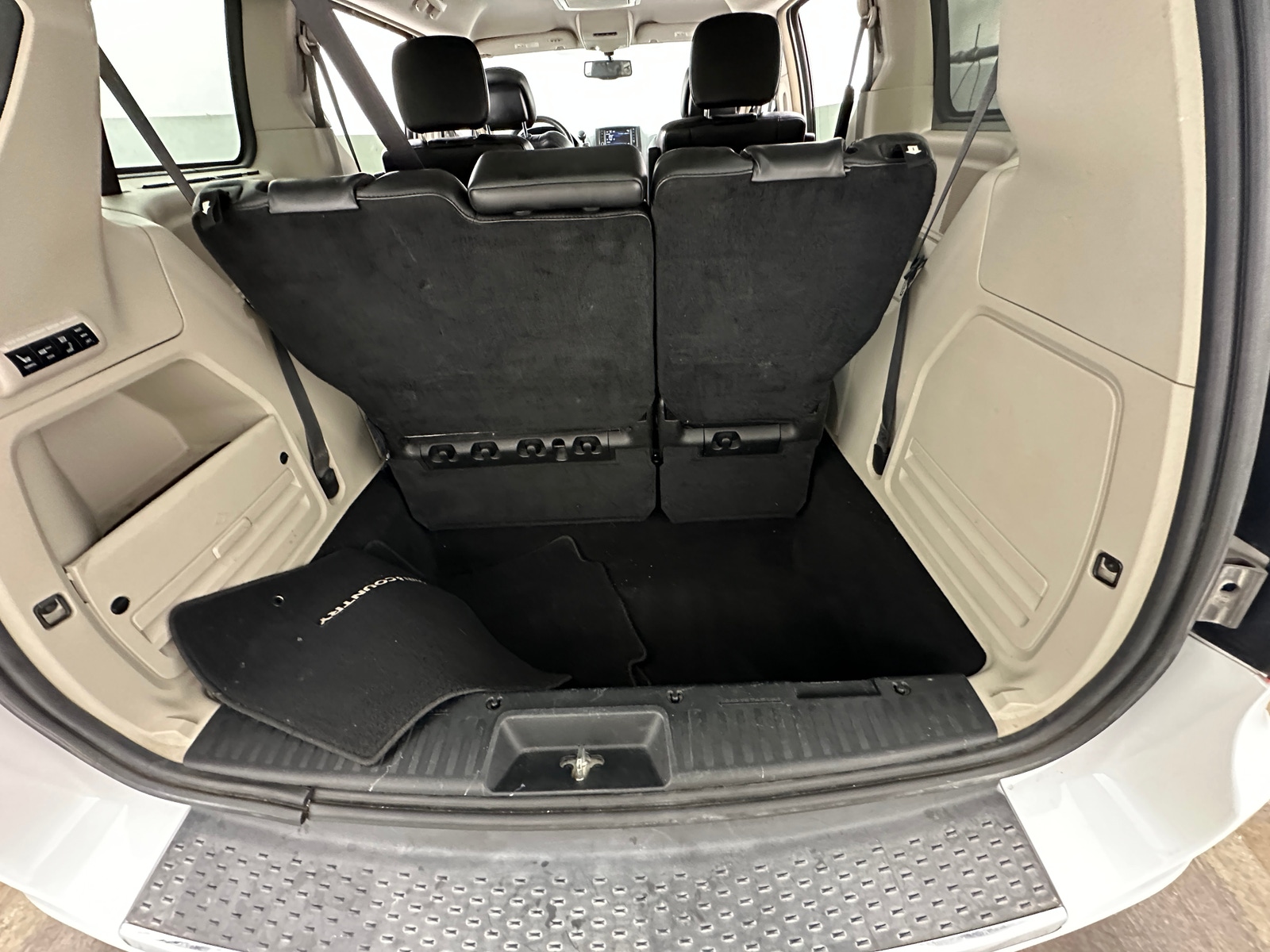 Thumbnail: 2016 Chrysler Town & Country - 7