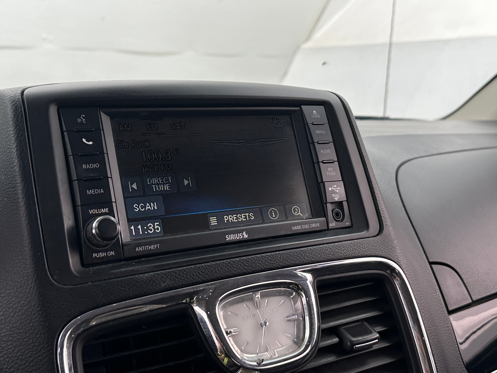 Thumbnail: 2016 Chrysler Town & Country - 4