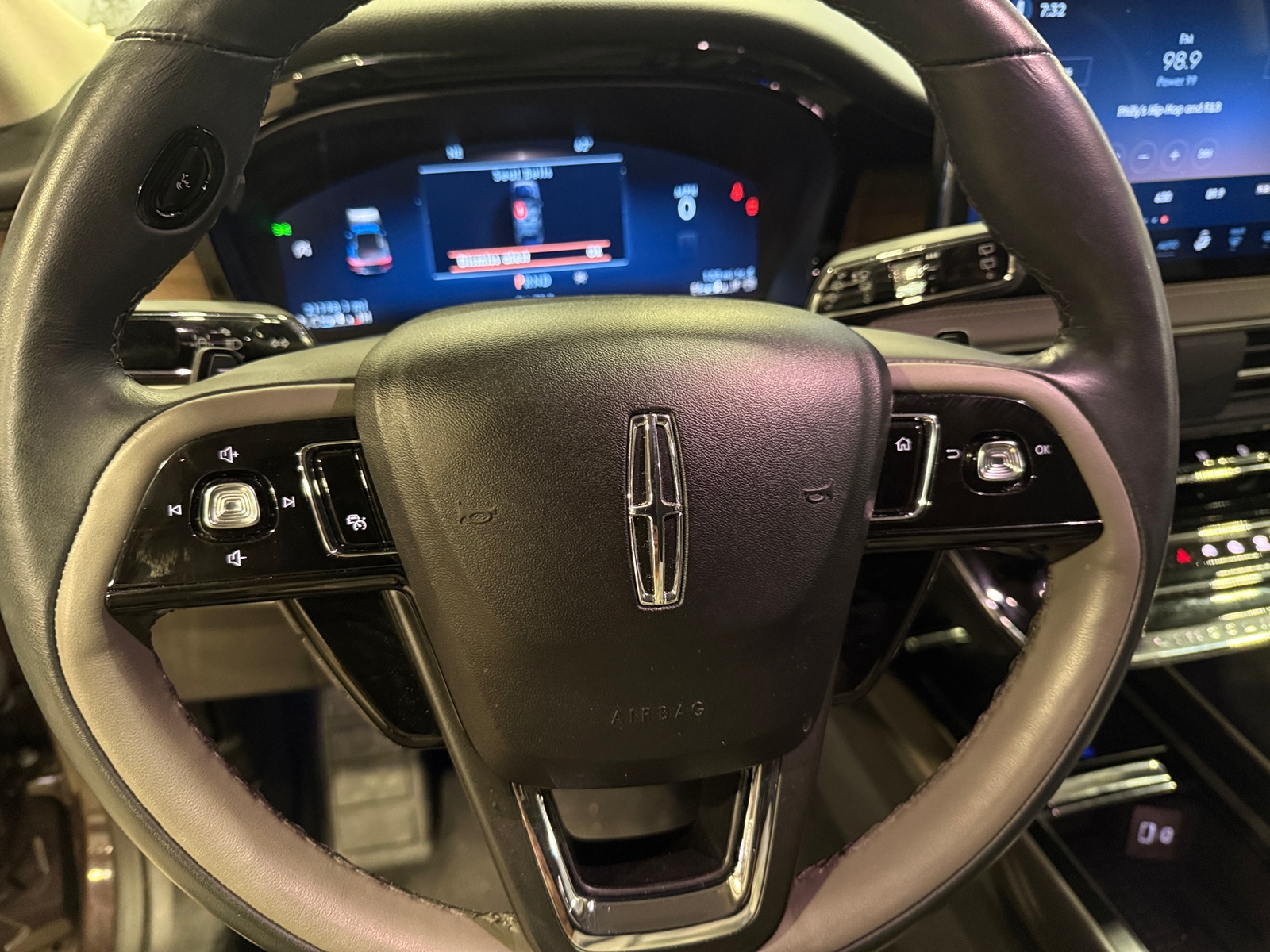 Thumbnail: 2023 Lincoln Corsair - 4