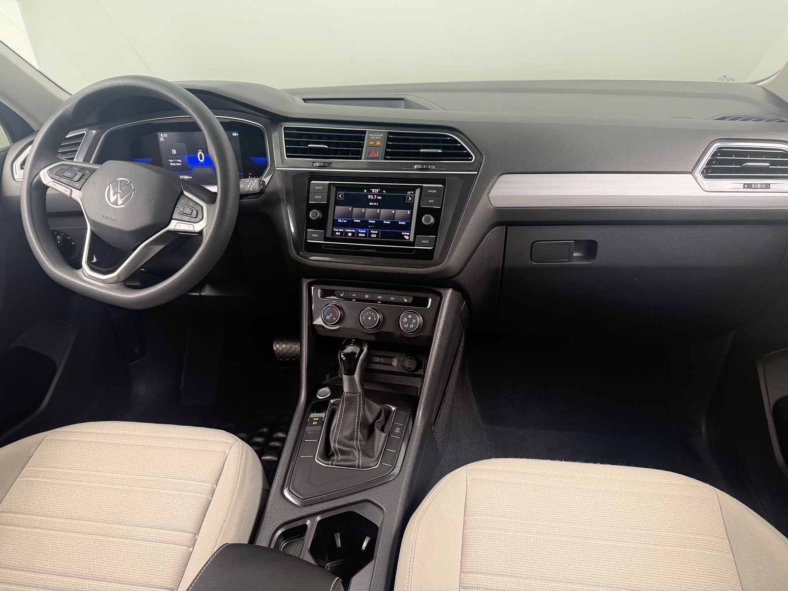 Thumbnail: 2022 Volkswagen Tiguan - 3