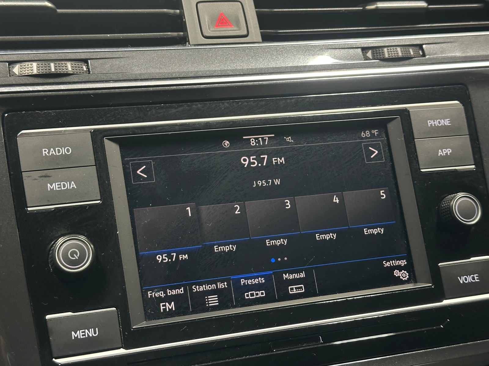 Thumbnail: 2022 Volkswagen Tiguan - 4