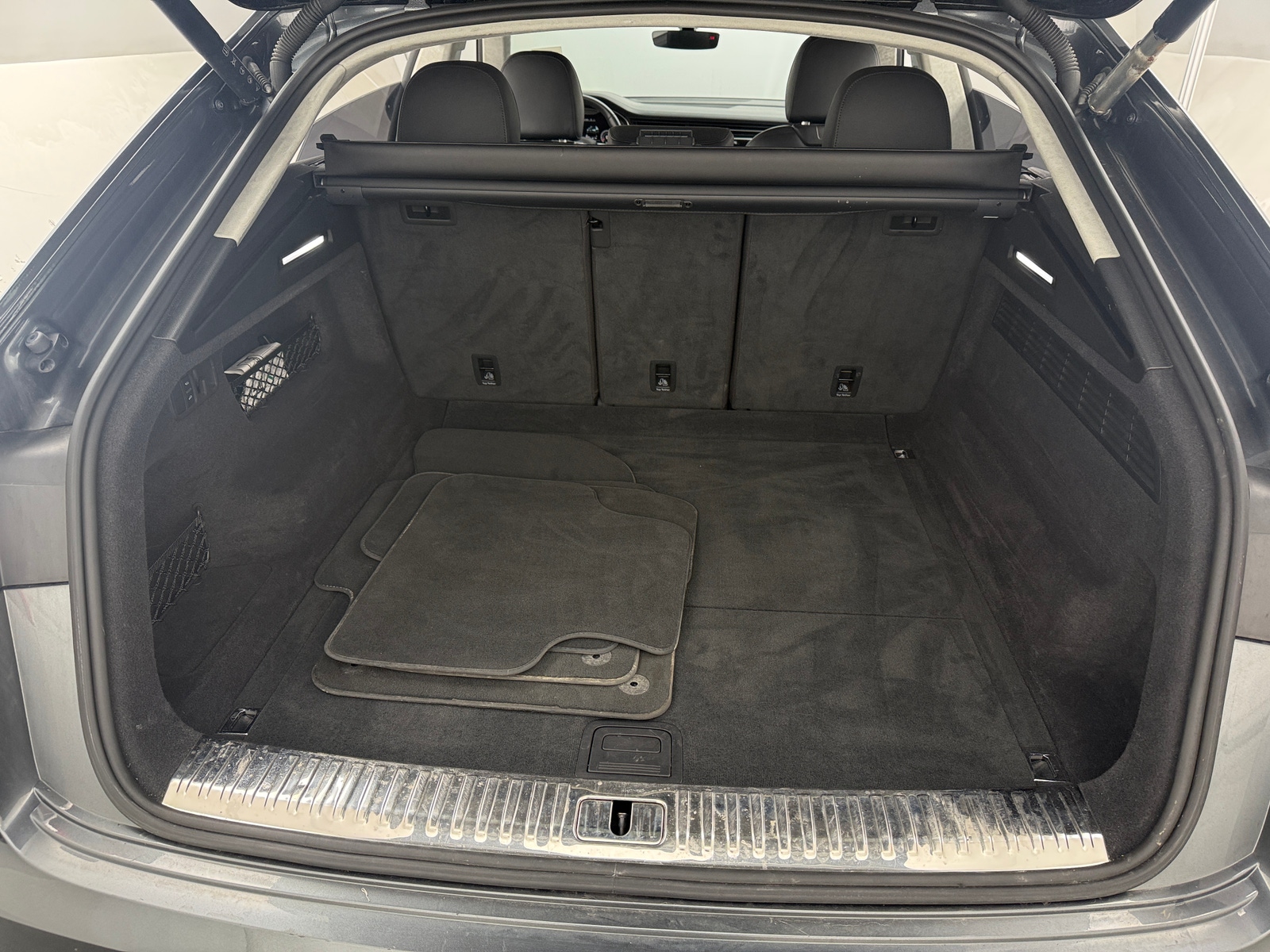 Thumbnail: 2022 Audi Q8 - 6