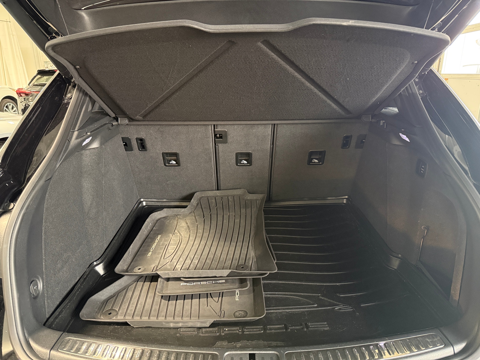 Thumbnail: 2022 Porsche Macan - 6