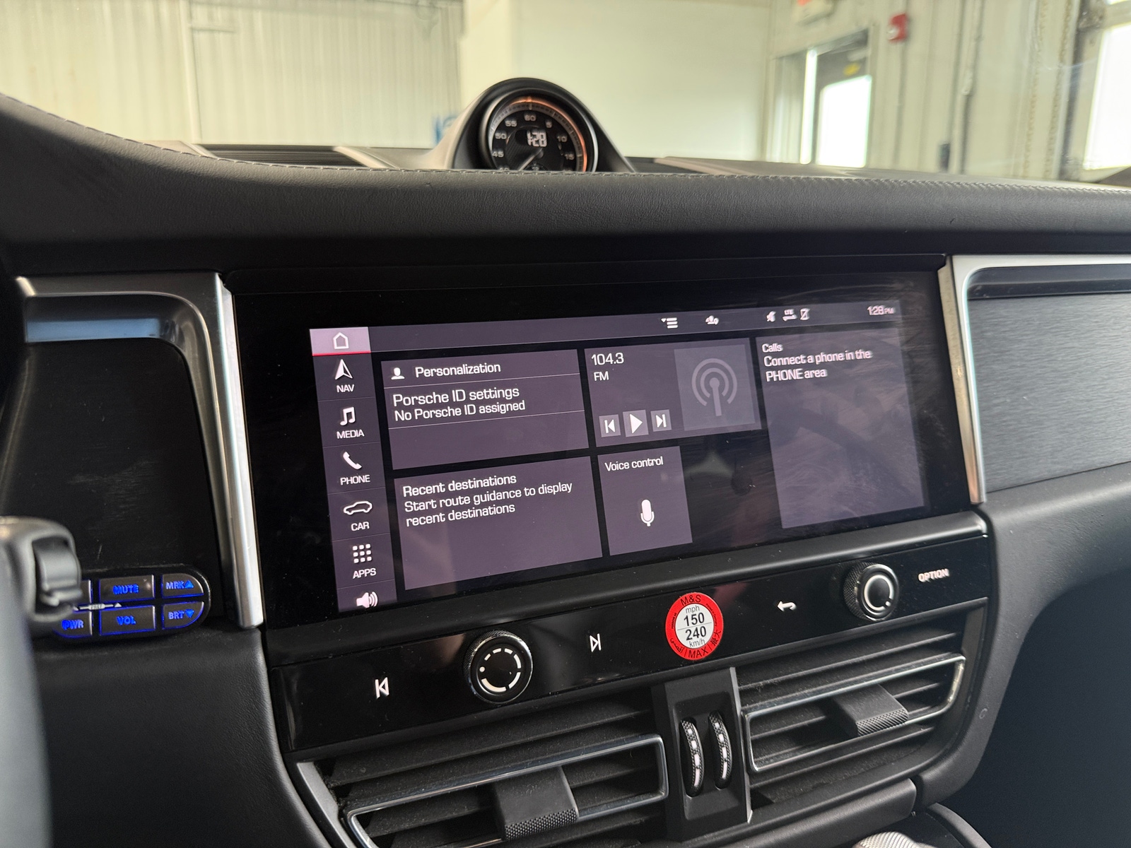 Thumbnail: 2022 Porsche Macan - 3