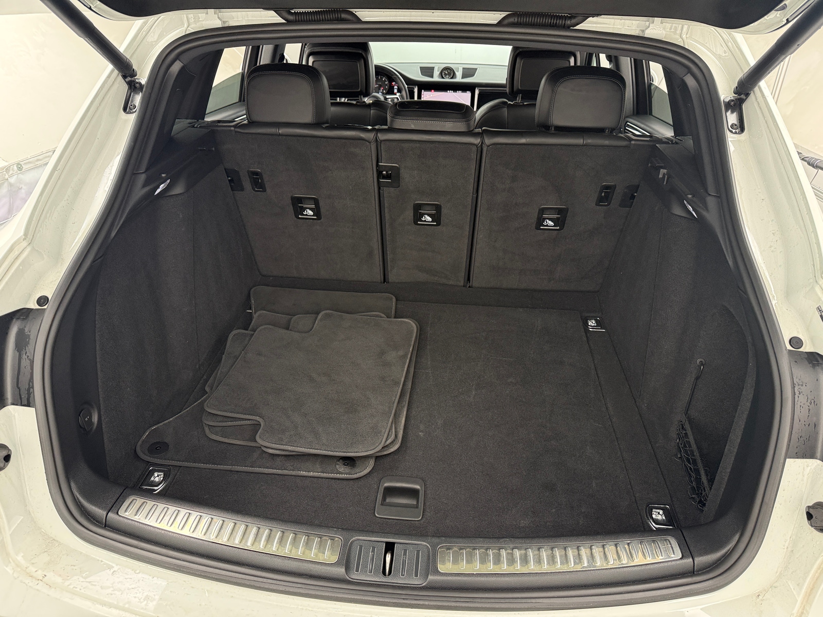 Thumbnail: 2023 Porsche Macan - 6