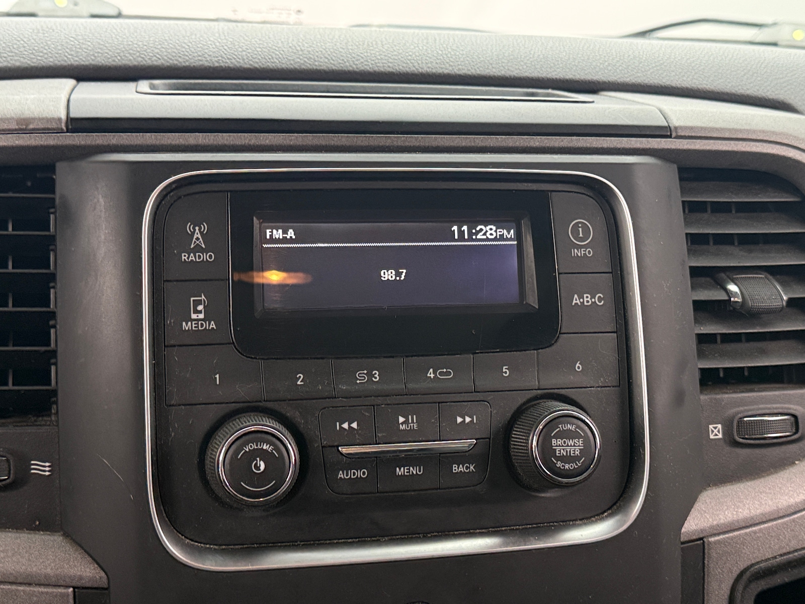 Thumbnail: 2019 RAM 1500 Classic - 4