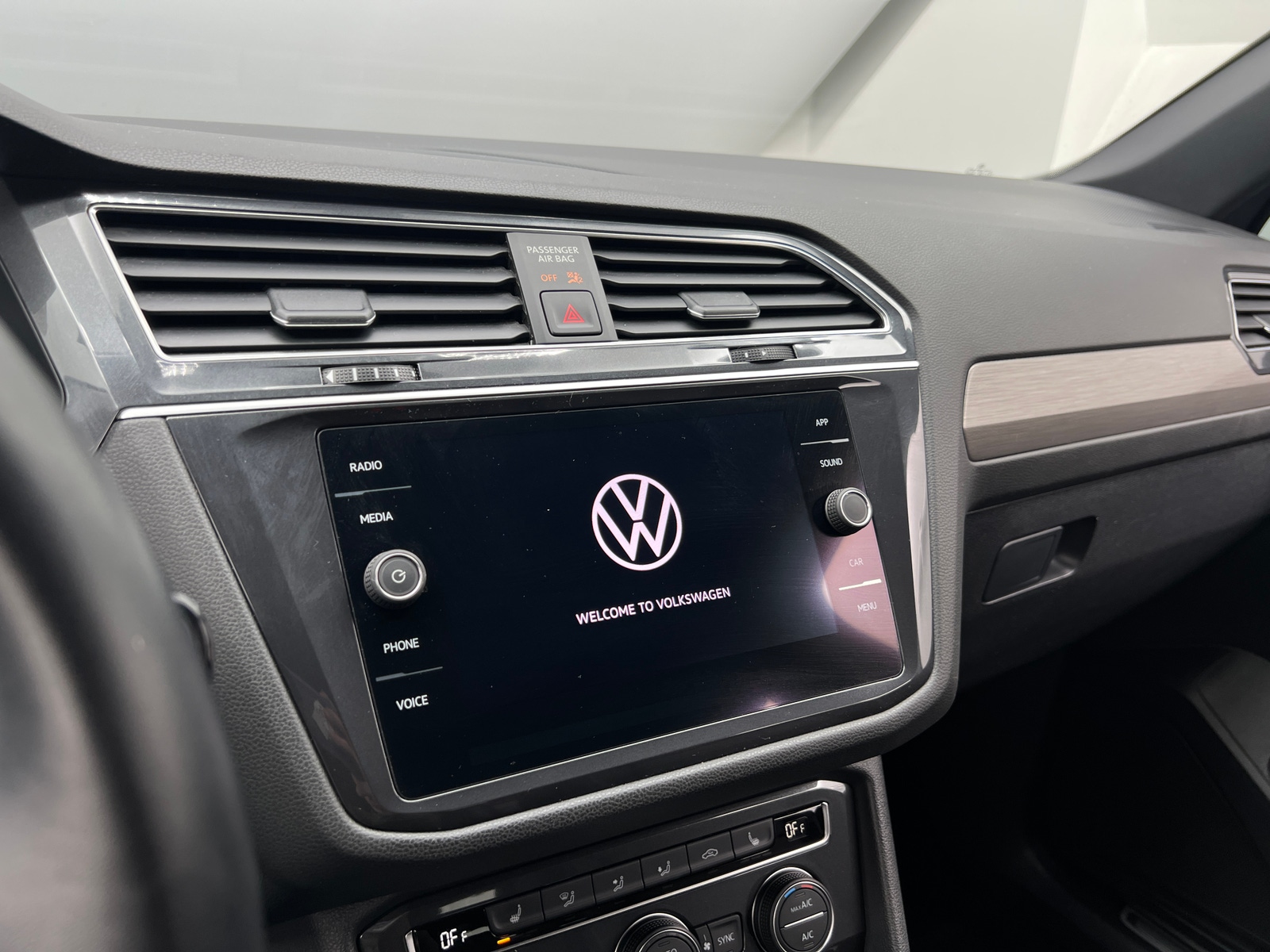 Thumbnail: 2021 Volkswagen Tiguan - 3