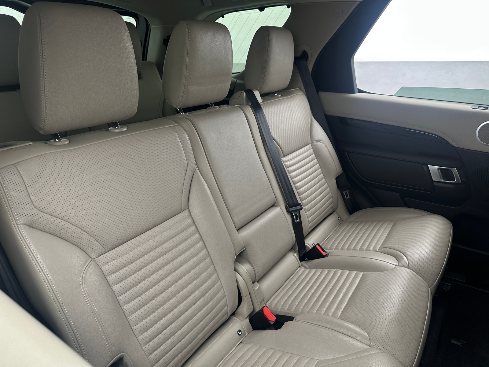 Thumbnail: 2022 Land Rover Discovery - 5