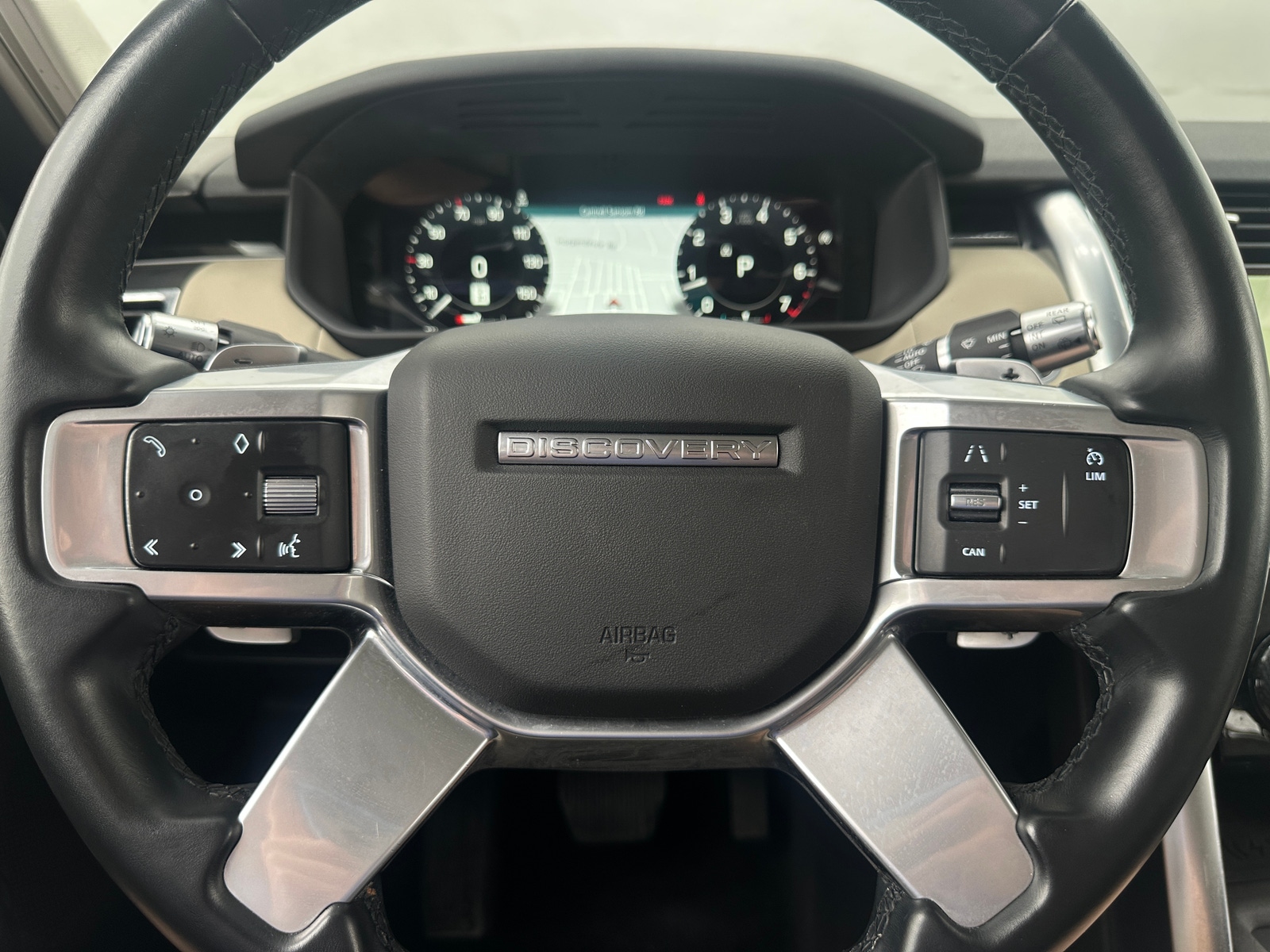 Thumbnail: 2022 Land Rover Discovery - 4