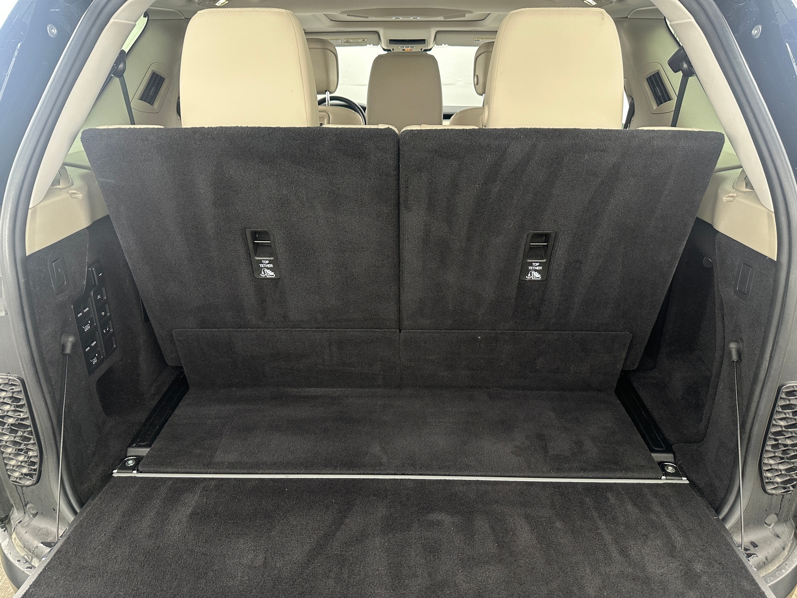 Thumbnail: 2022 Land Rover Discovery - 6