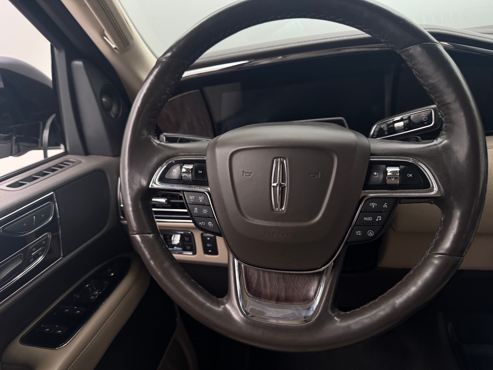 Thumbnail: 2022 Lincoln Navigator - 4