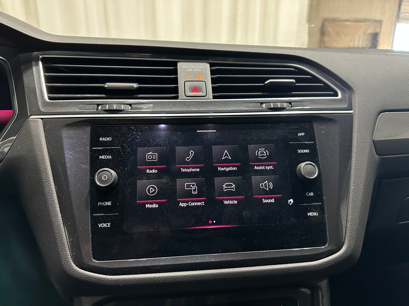 Thumbnail: 2023 Volkswagen Tiguan - 3