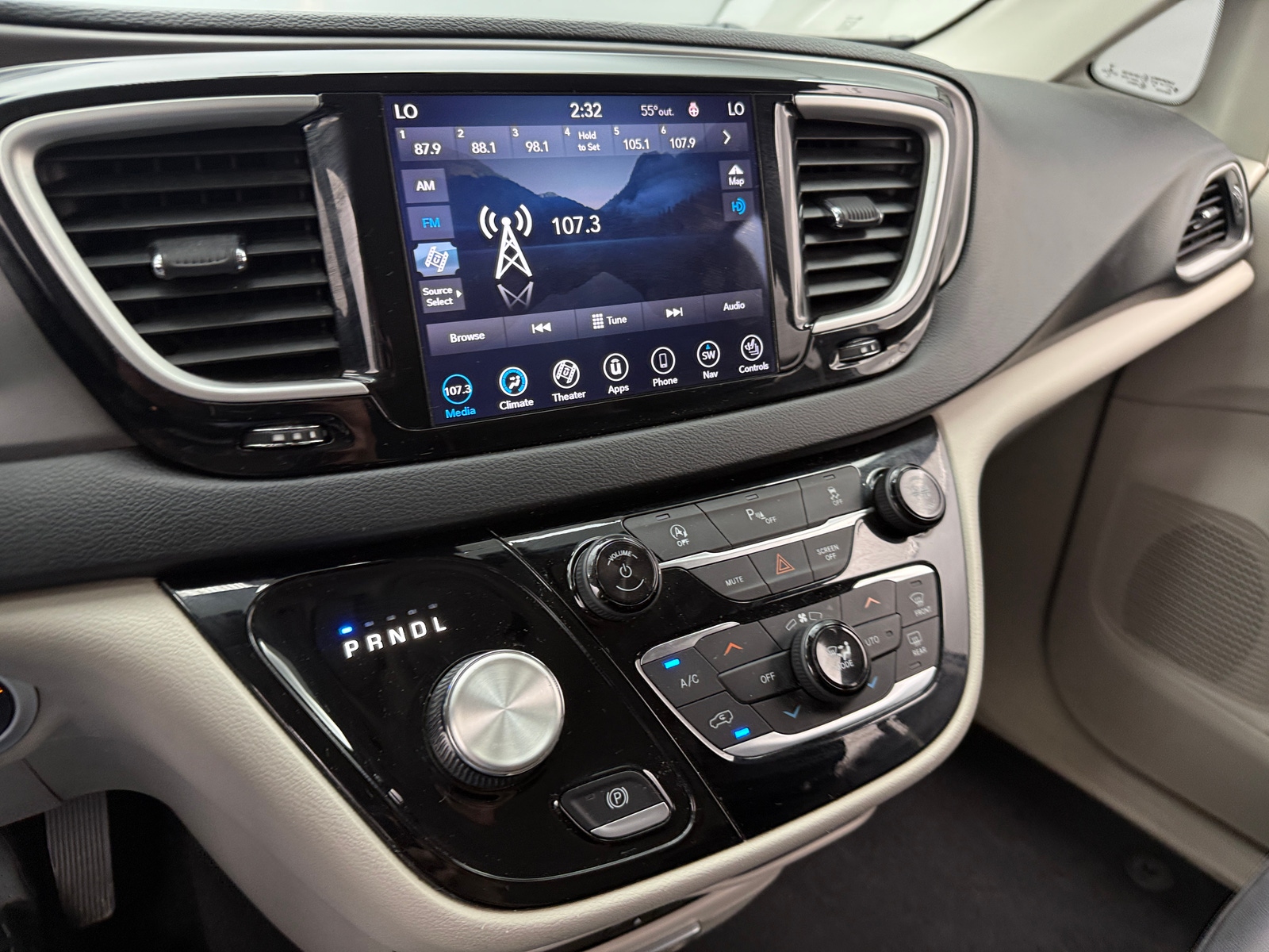 Thumbnail: 2020 Chrysler Pacifica - 3