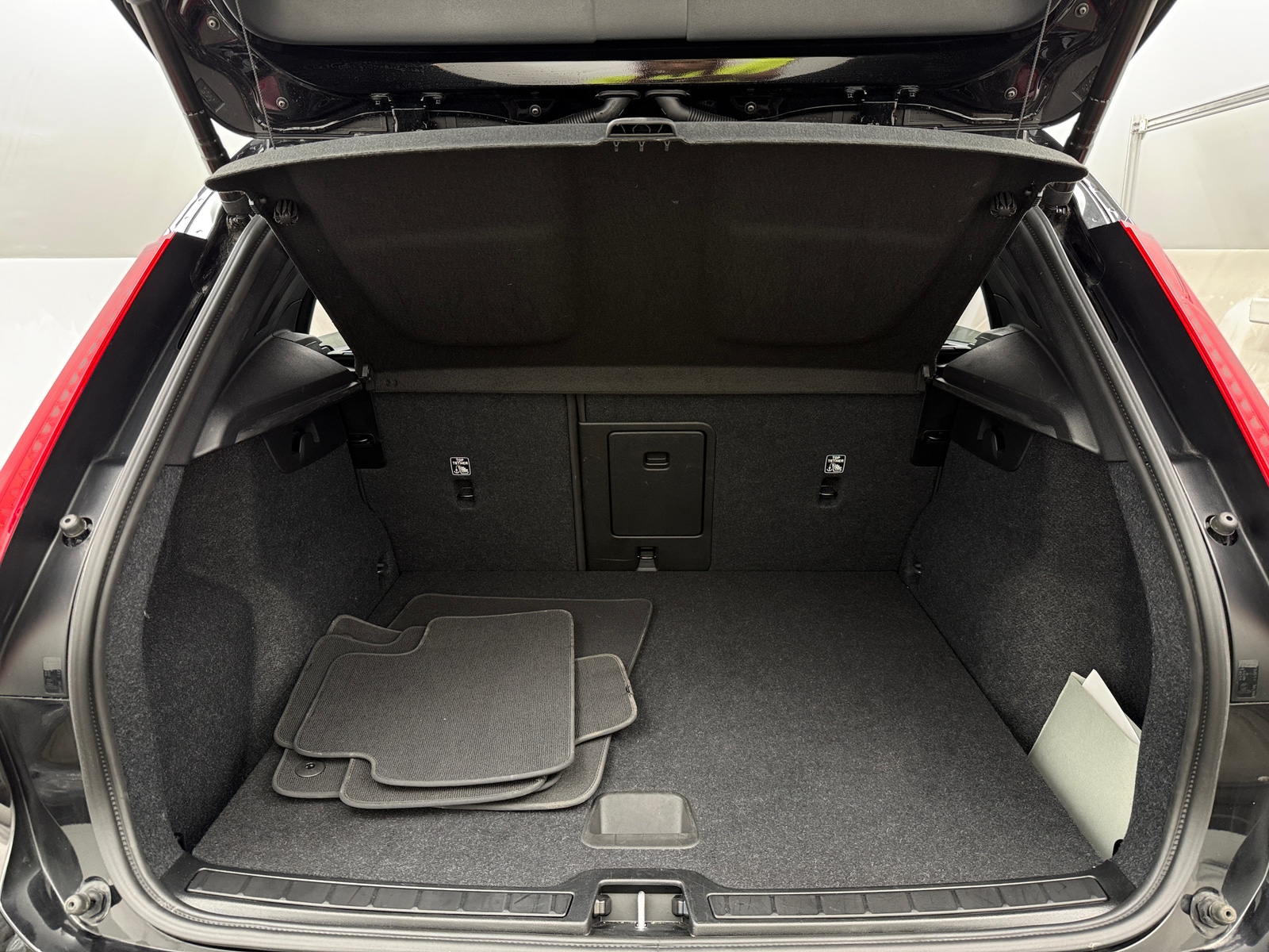 Thumbnail: 2025 Volvo XC40 - 6