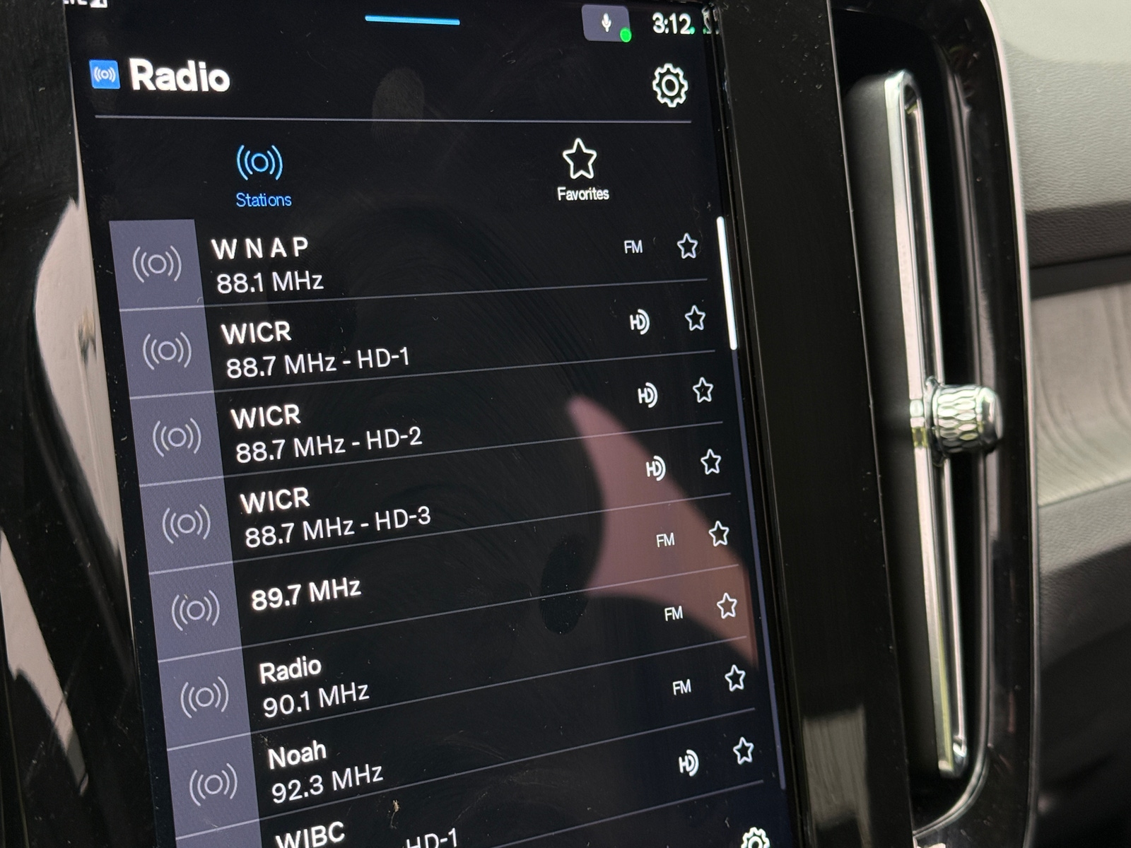 Thumbnail: 2025 Volvo XC40 - 3