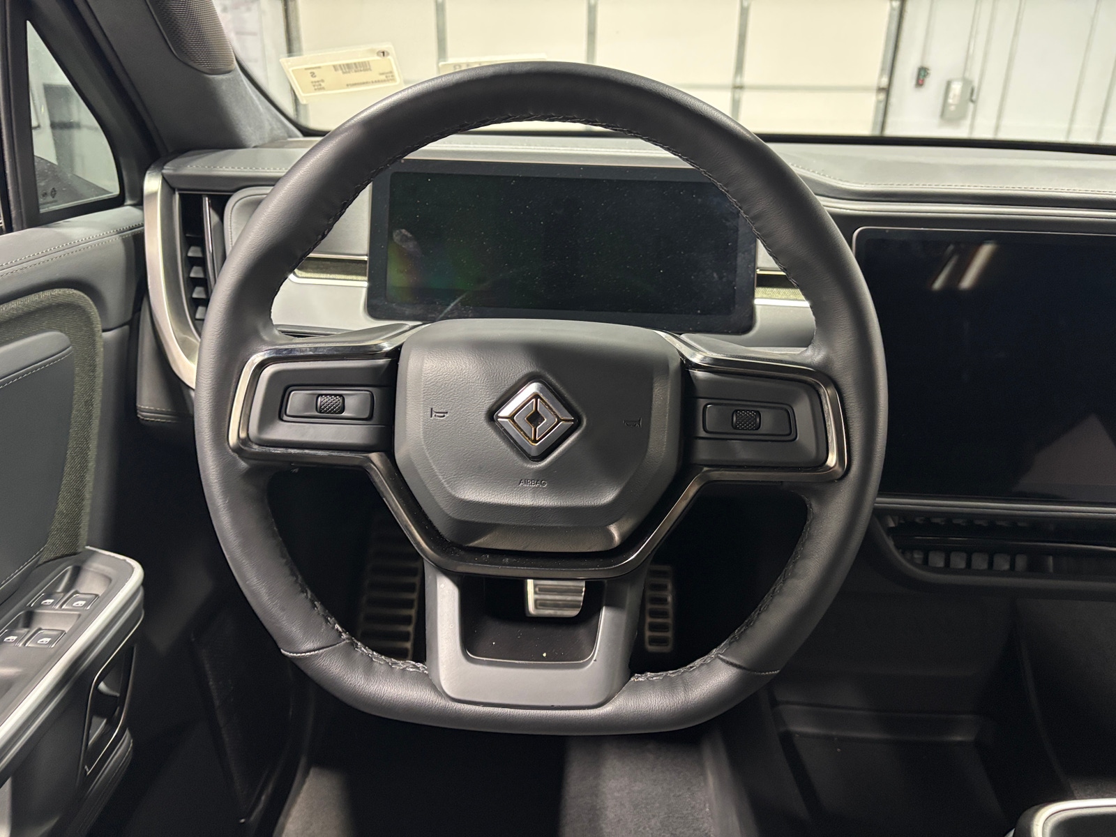 Thumbnail: 2024 Rivian R1S - 4