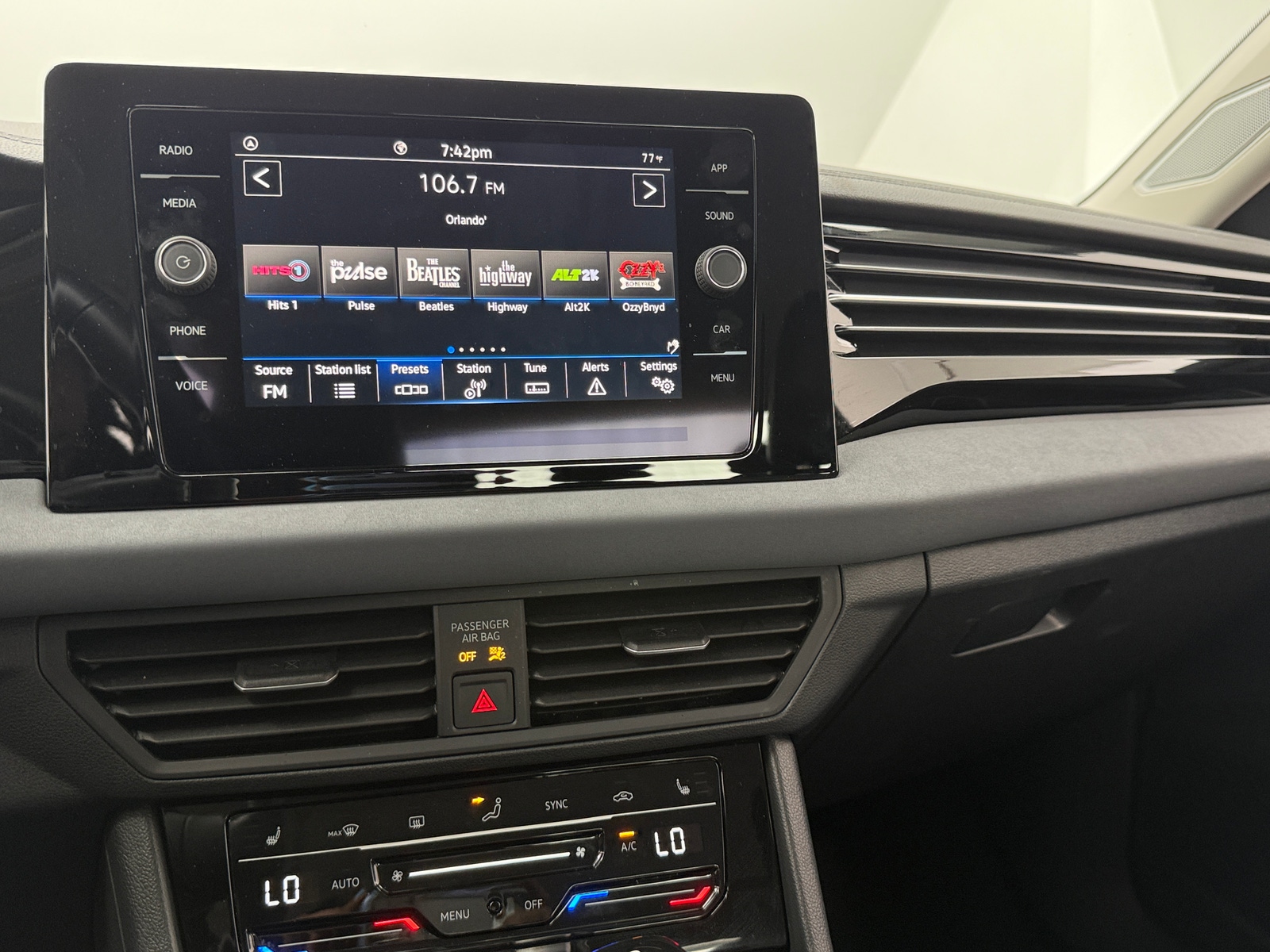 Thumbnail: 2025 Volkswagen Jetta - 3