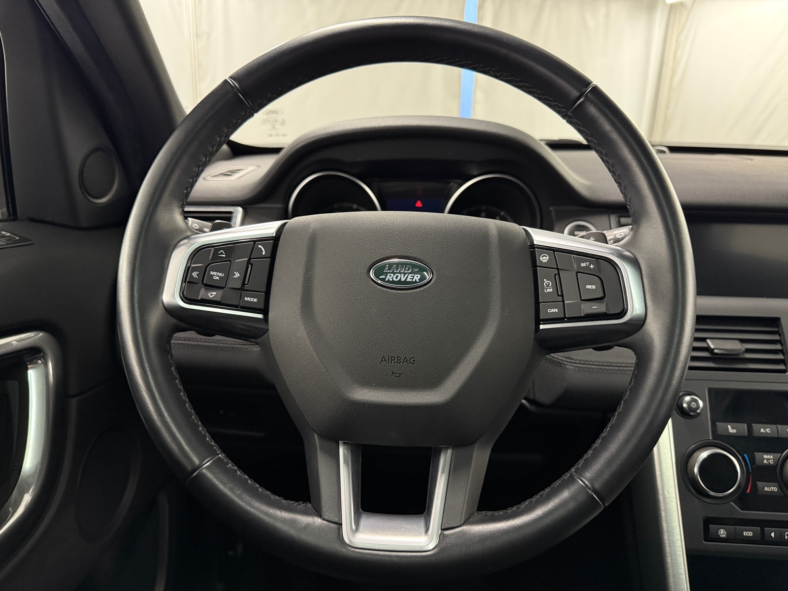 Thumbnail: 2019 Land Rover Discovery Sport - 4
