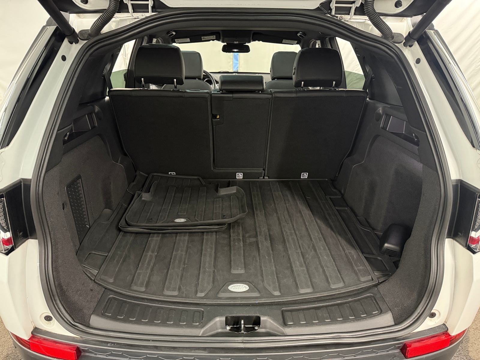 Thumbnail: 2019 Land Rover Discovery Sport - 6