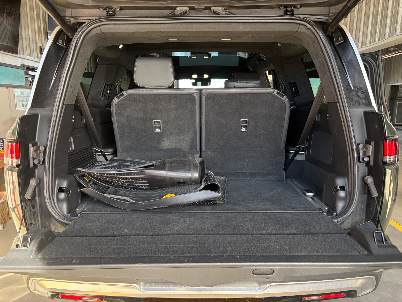 Thumbnail: 2023 Rivian R1S - 6