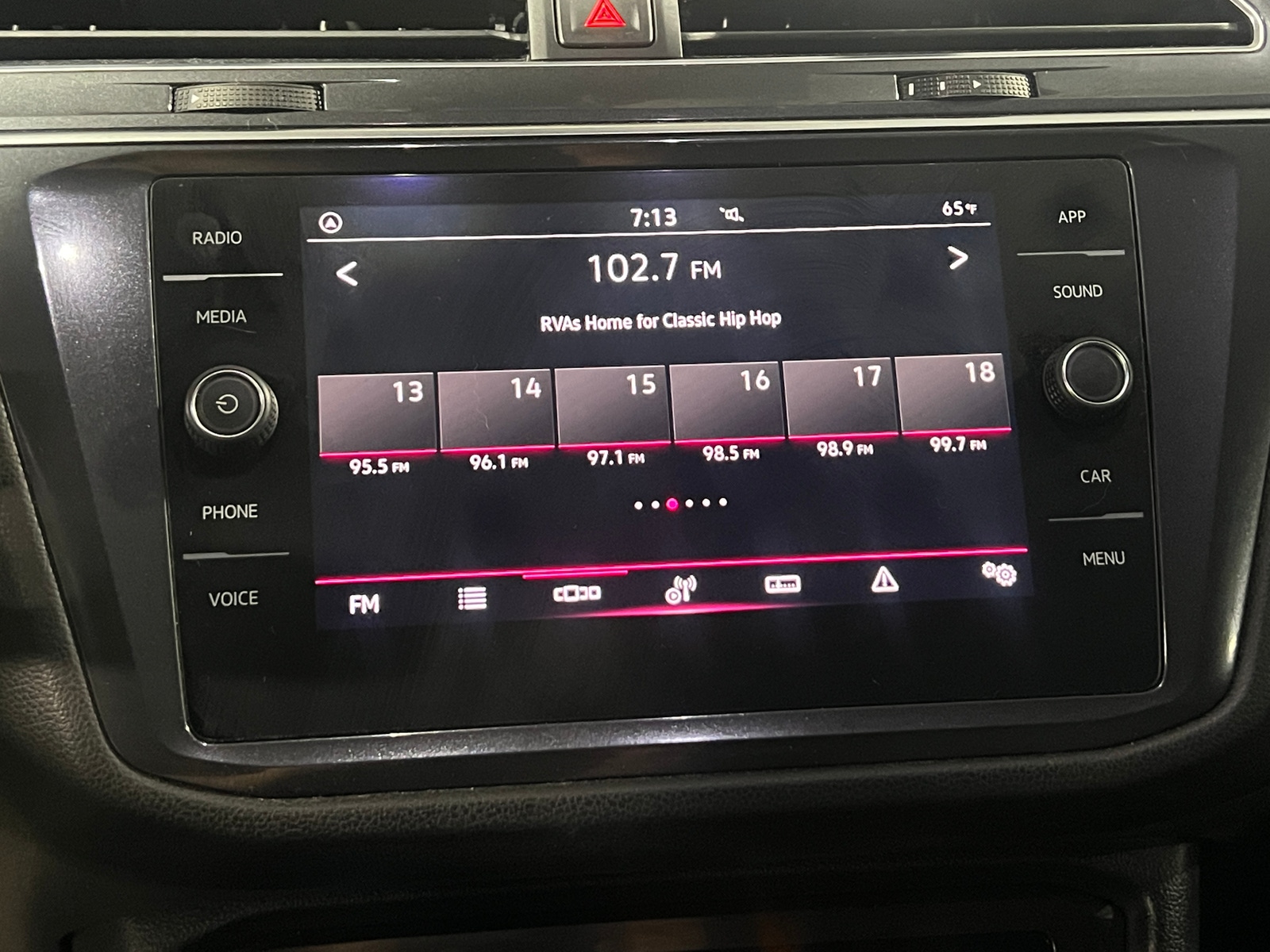 Thumbnail: 2022 Volkswagen Tiguan - 3