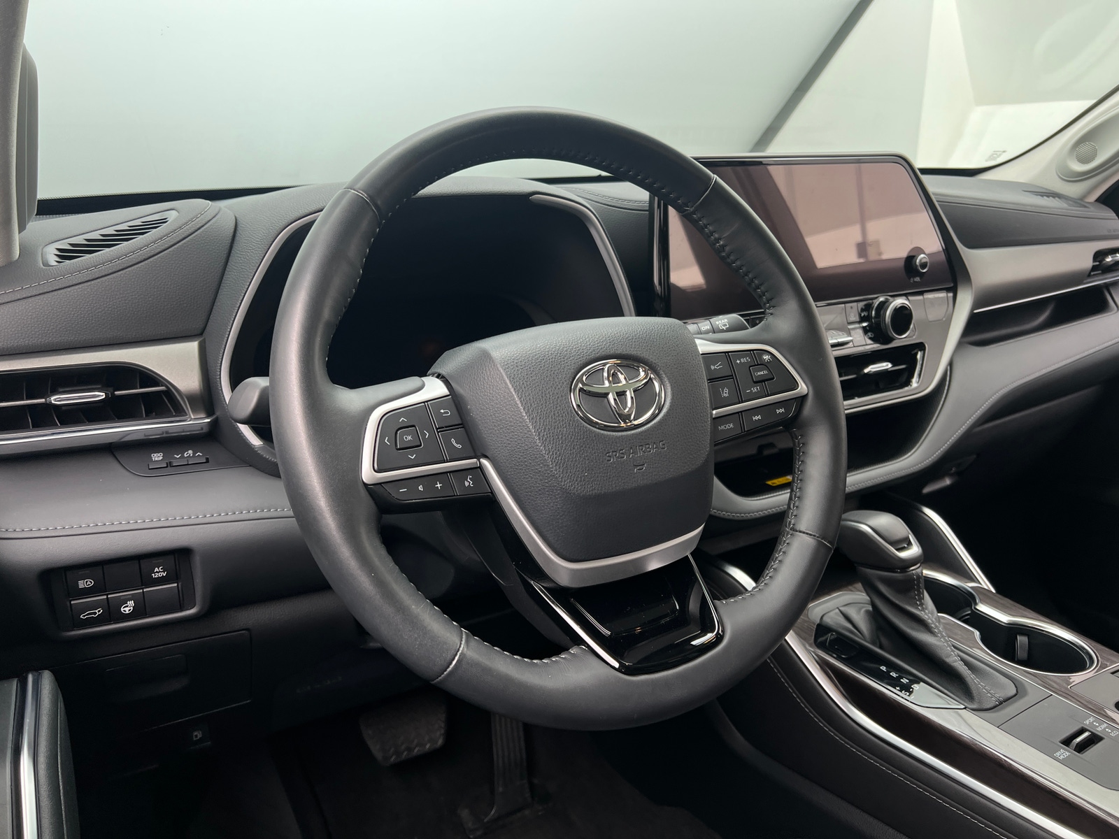 Thumbnail: 2023 Toyota Highlander - 4