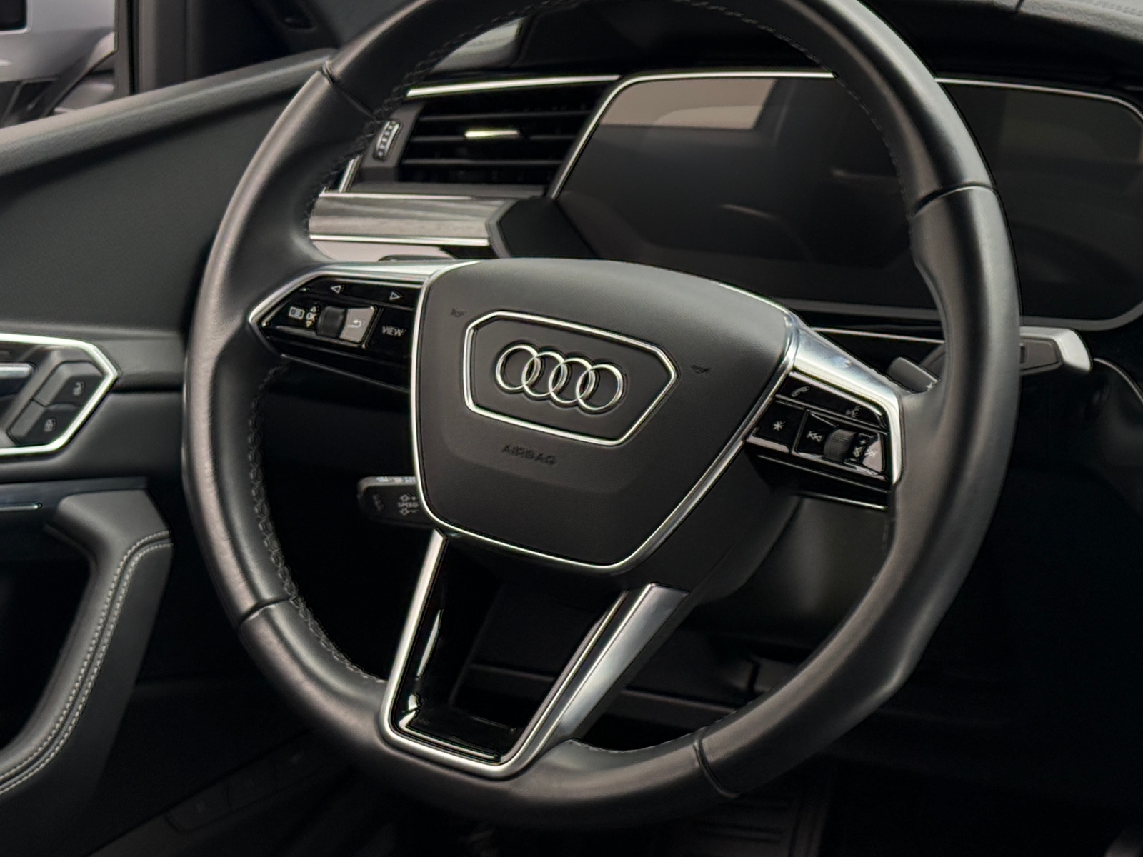 Thumbnail: 2023 Audi e-tron S - 4