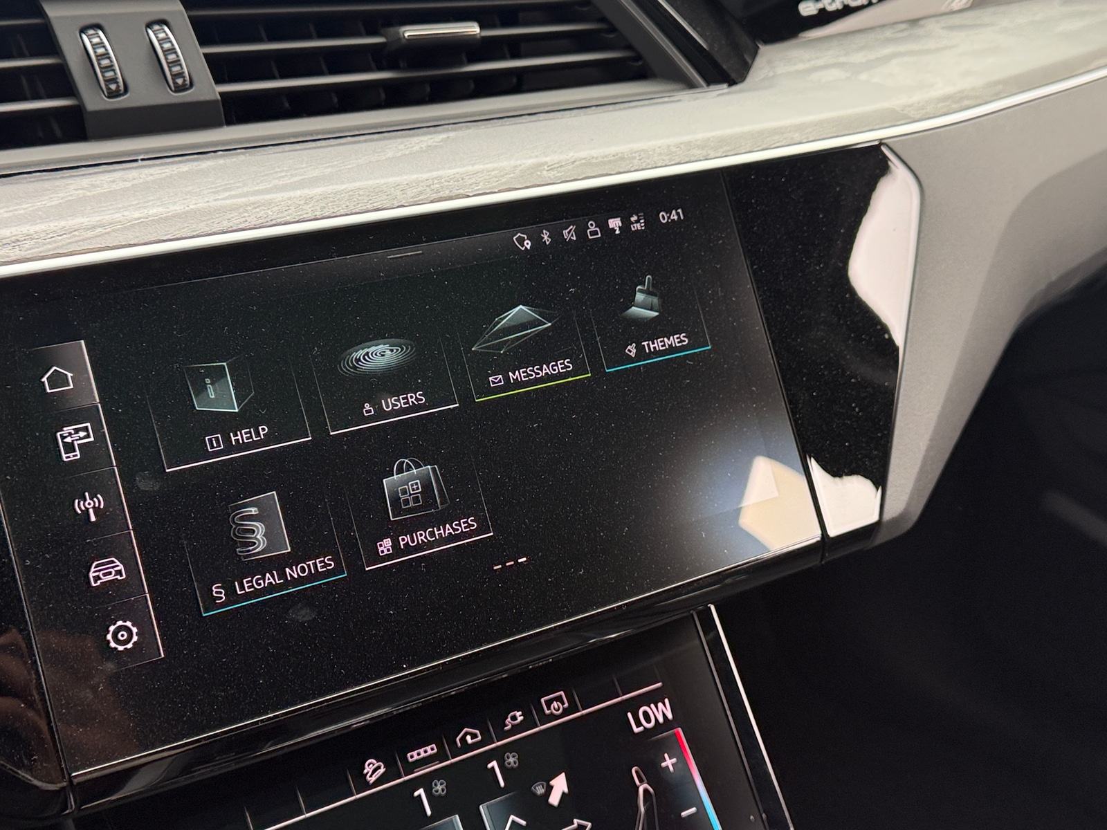 Thumbnail: 2023 Audi e-tron S - 3