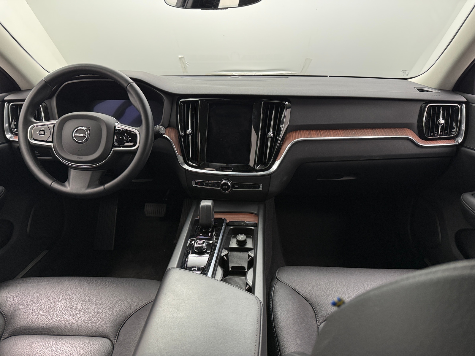 Thumbnail: 2025 Volvo V60 - 2