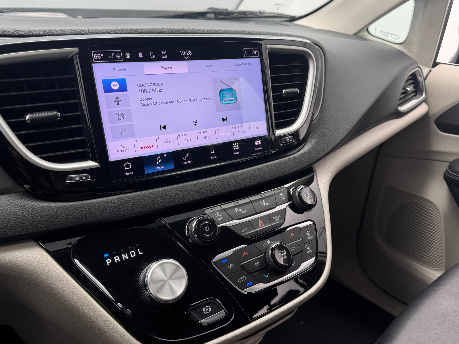 Thumbnail: 2024 Chrysler Pacifica - 3