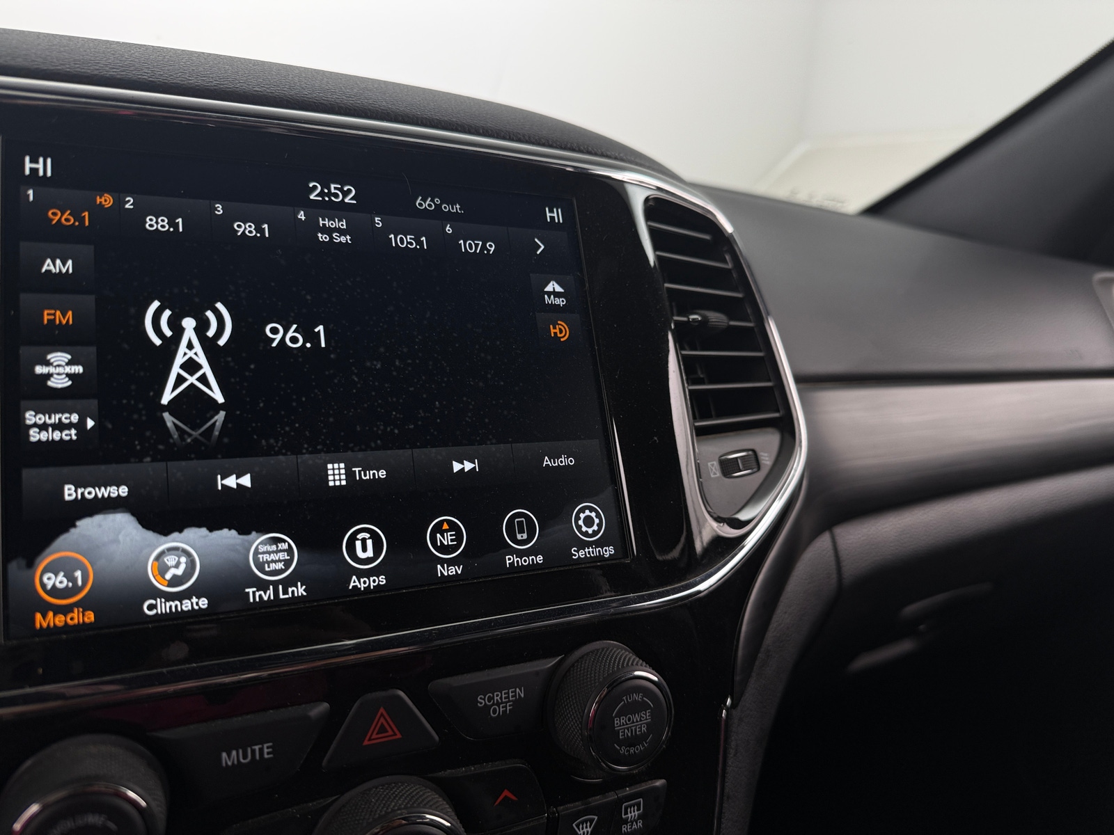 Thumbnail: 2022 Jeep Grand Cherokee - 4