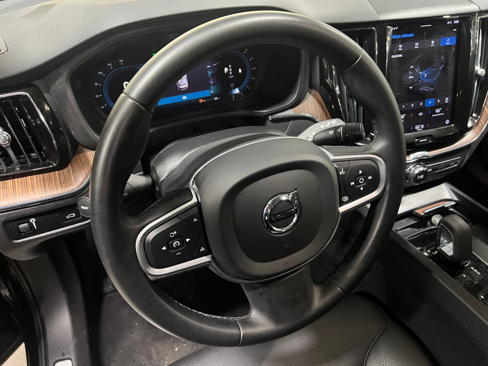 Thumbnail: 2022 Volvo XC60 - 4