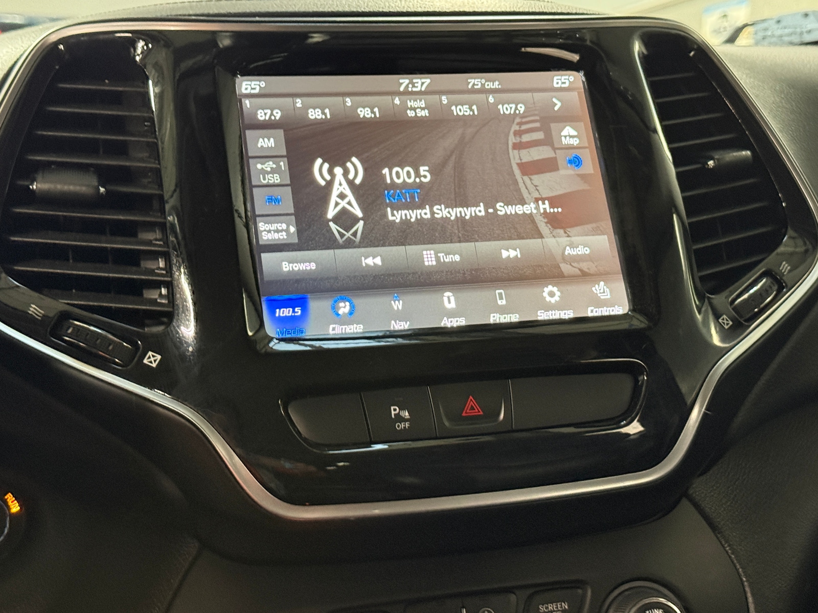 Thumbnail: 2020 Jeep Cherokee - 3