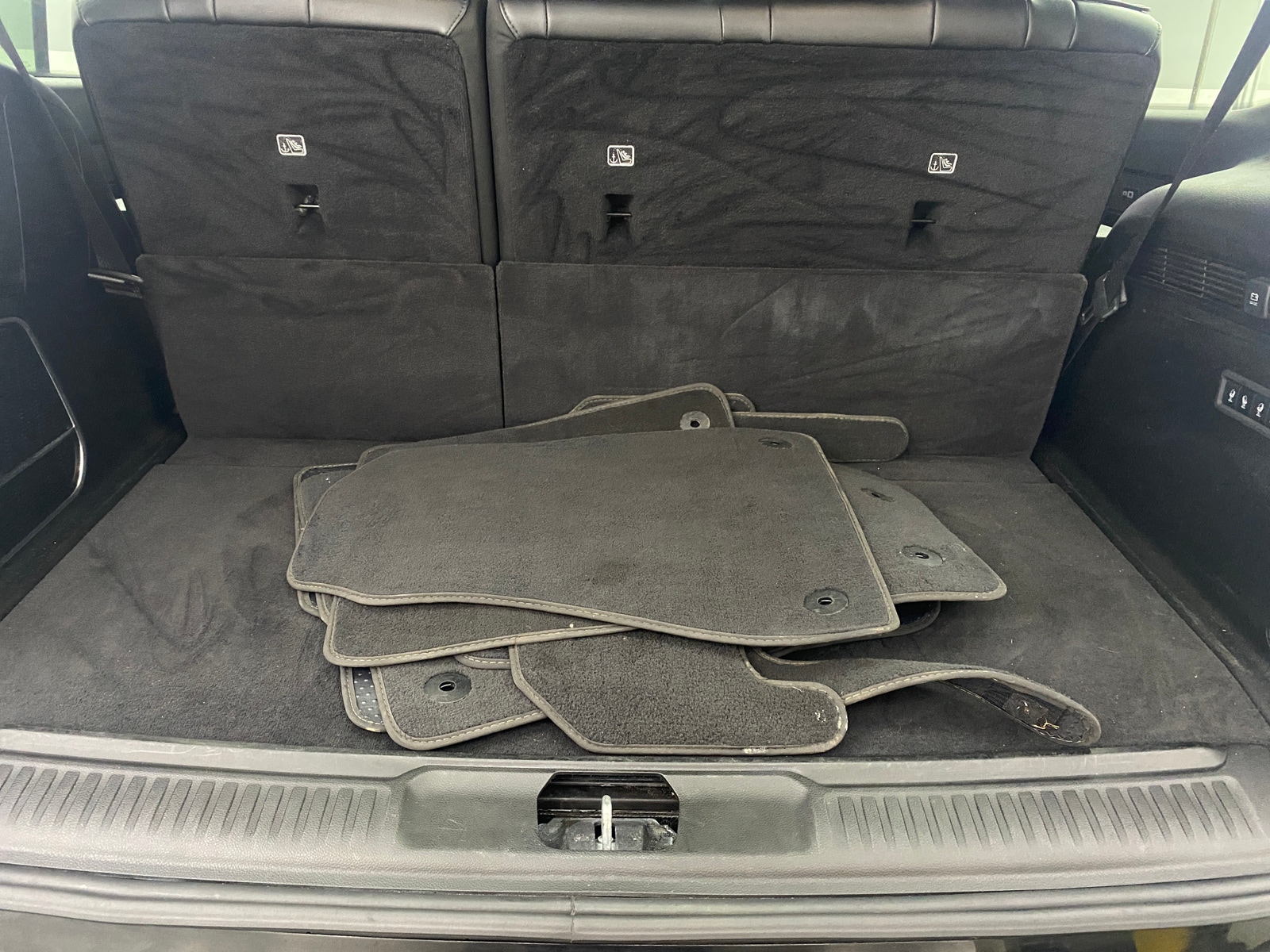 Thumbnail: 2022 Jeep Wagoneer - 6