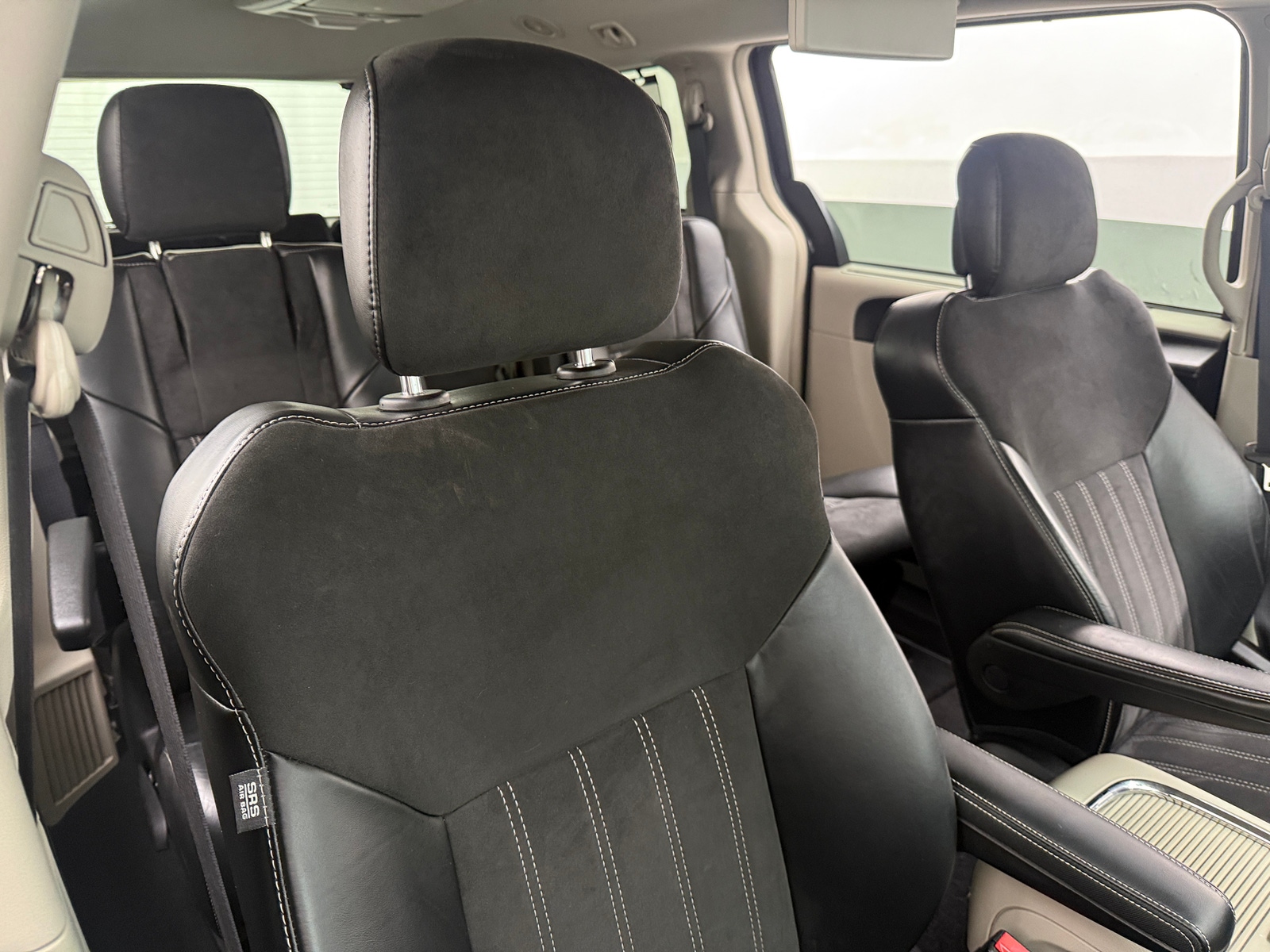 Thumbnail: 2016 Chrysler Town & Country - 2