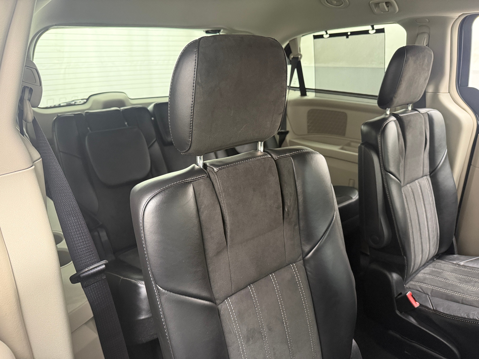 Thumbnail: 2016 Chrysler Town & Country - 6