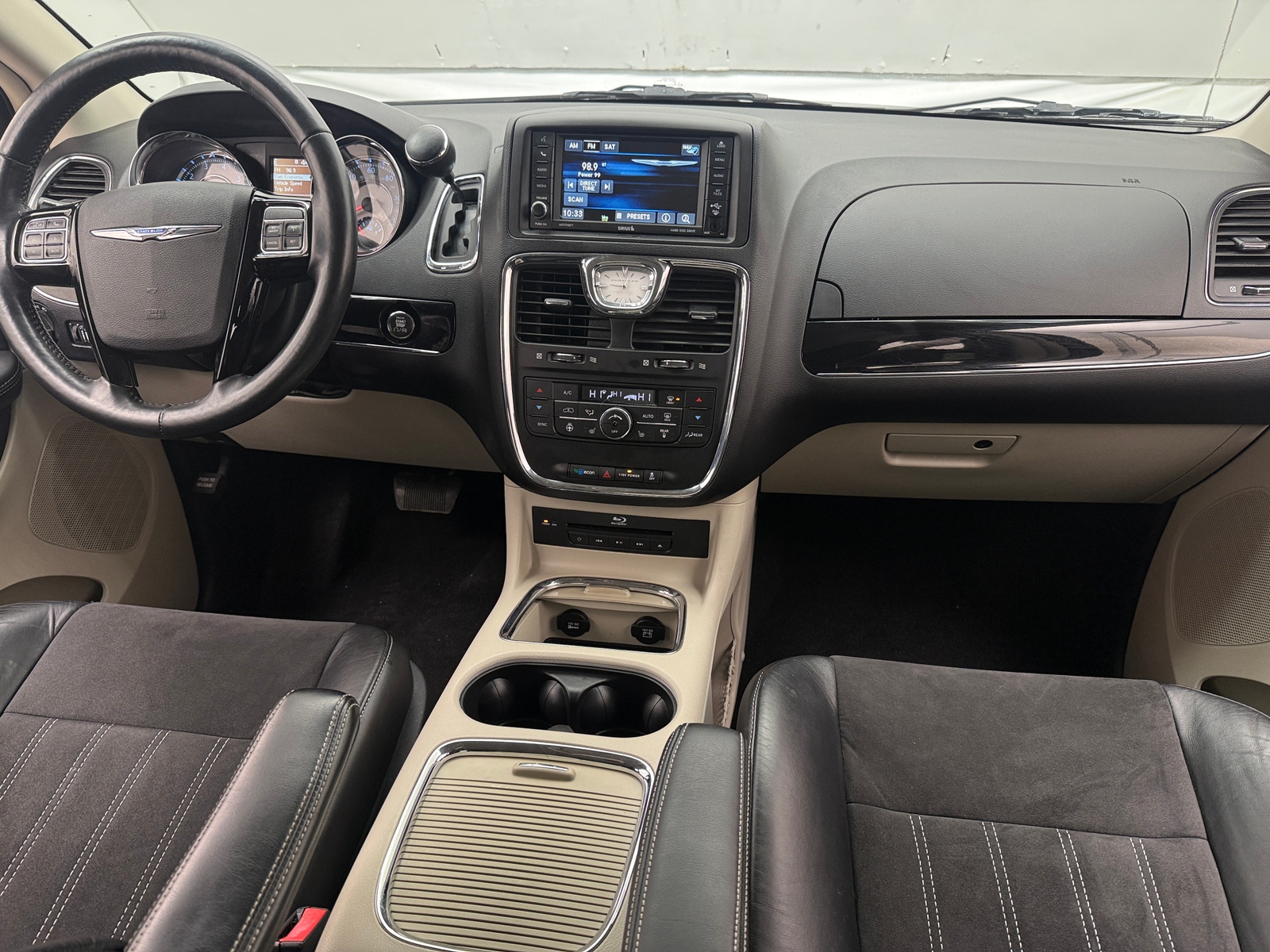 Thumbnail: 2016 Chrysler Town & Country - 3