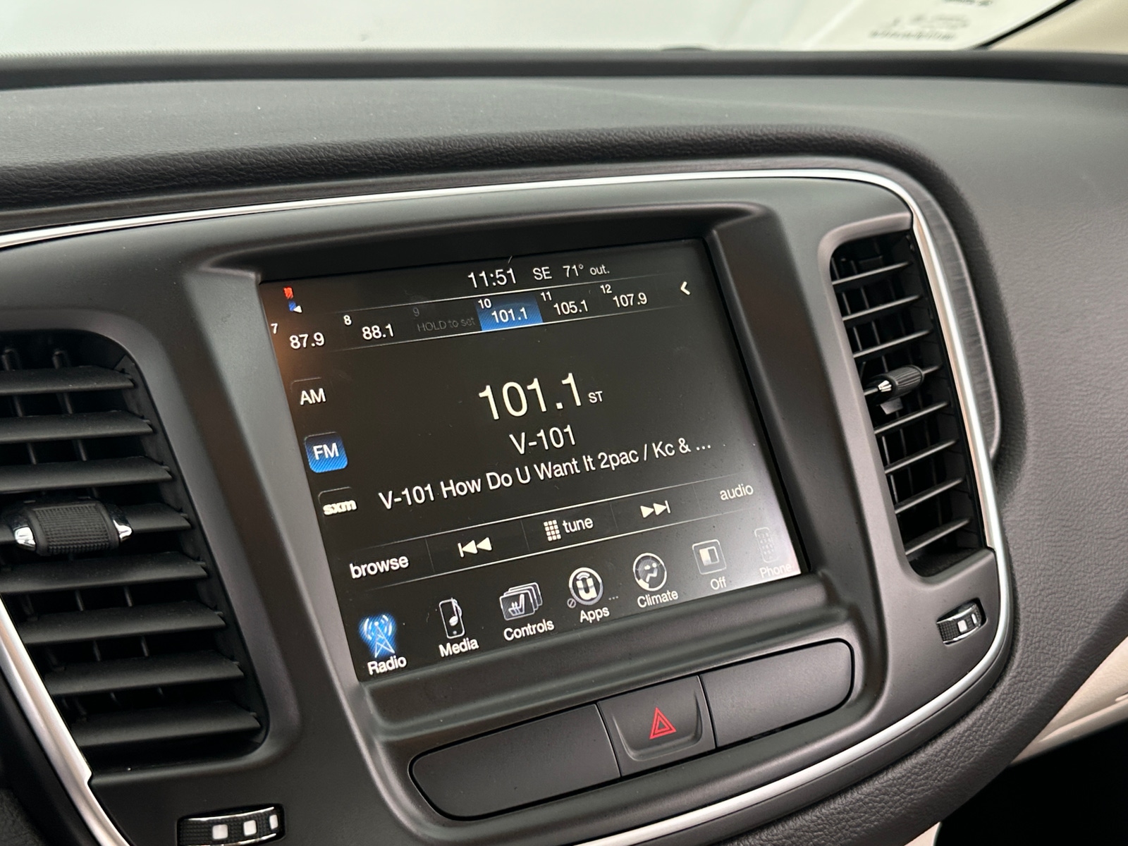 Thumbnail: 2017 Chrysler 200 - 3