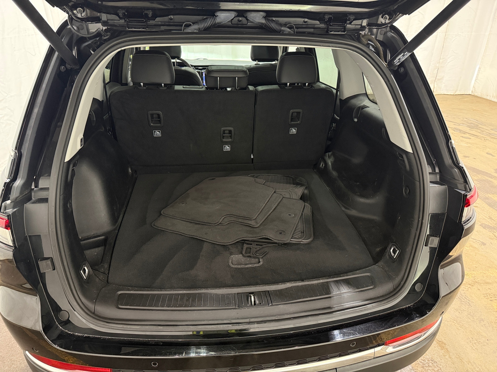 Thumbnail: 2023 Jeep Grand Cherokee - 6