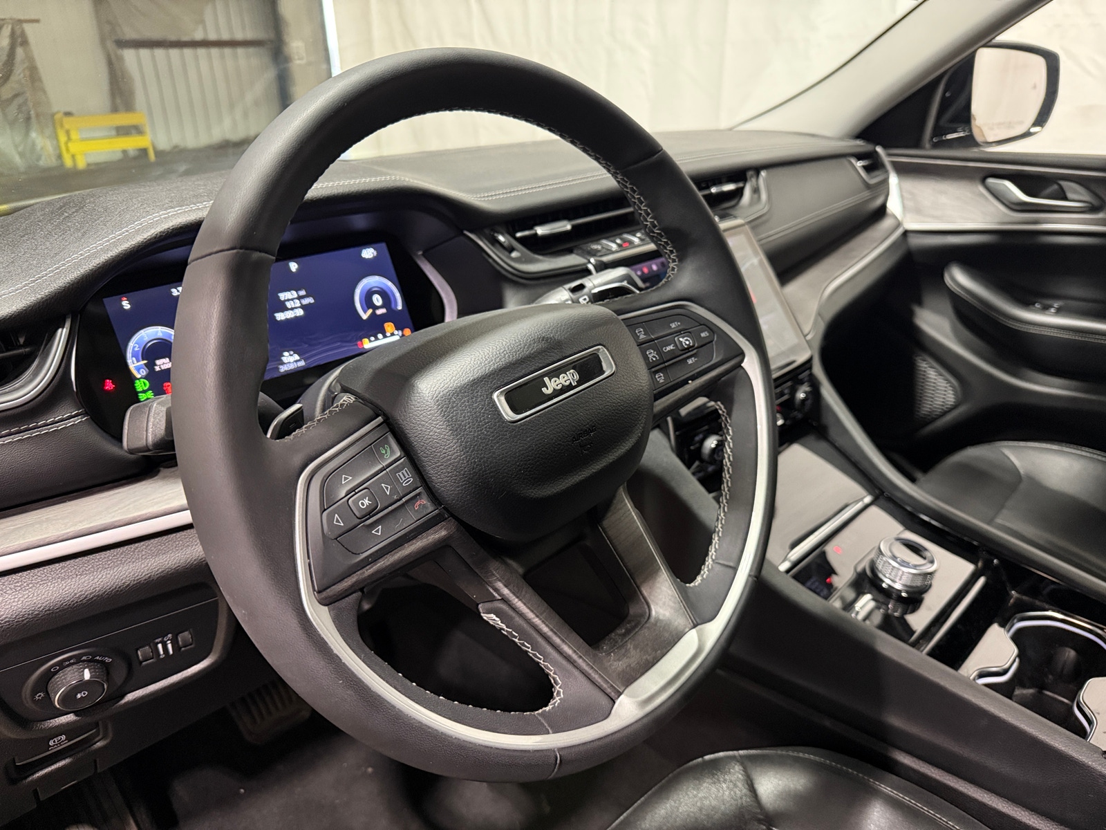 Thumbnail: 2023 Jeep Grand Cherokee L - 4