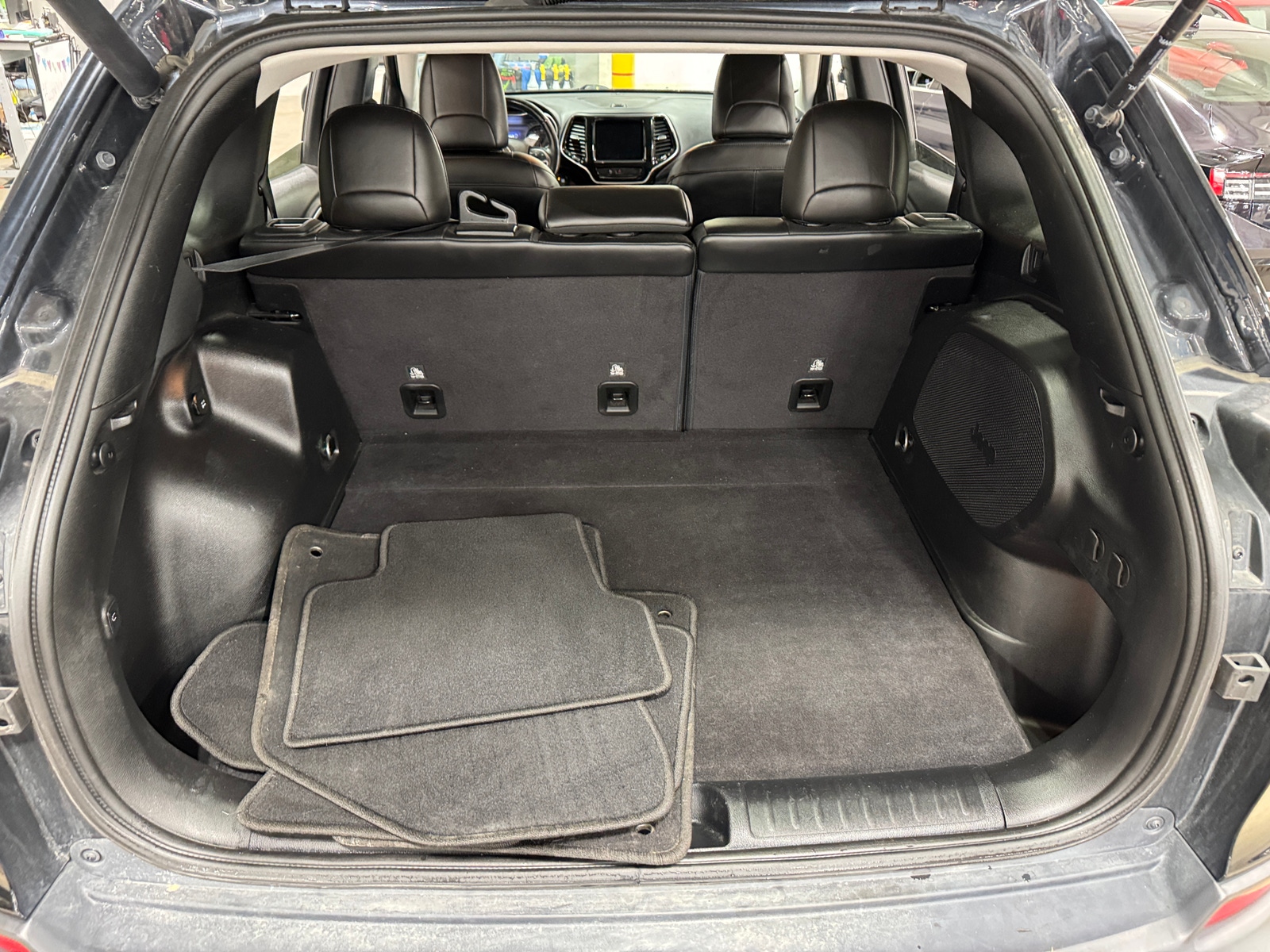 Thumbnail: 2019 Jeep Cherokee - 6