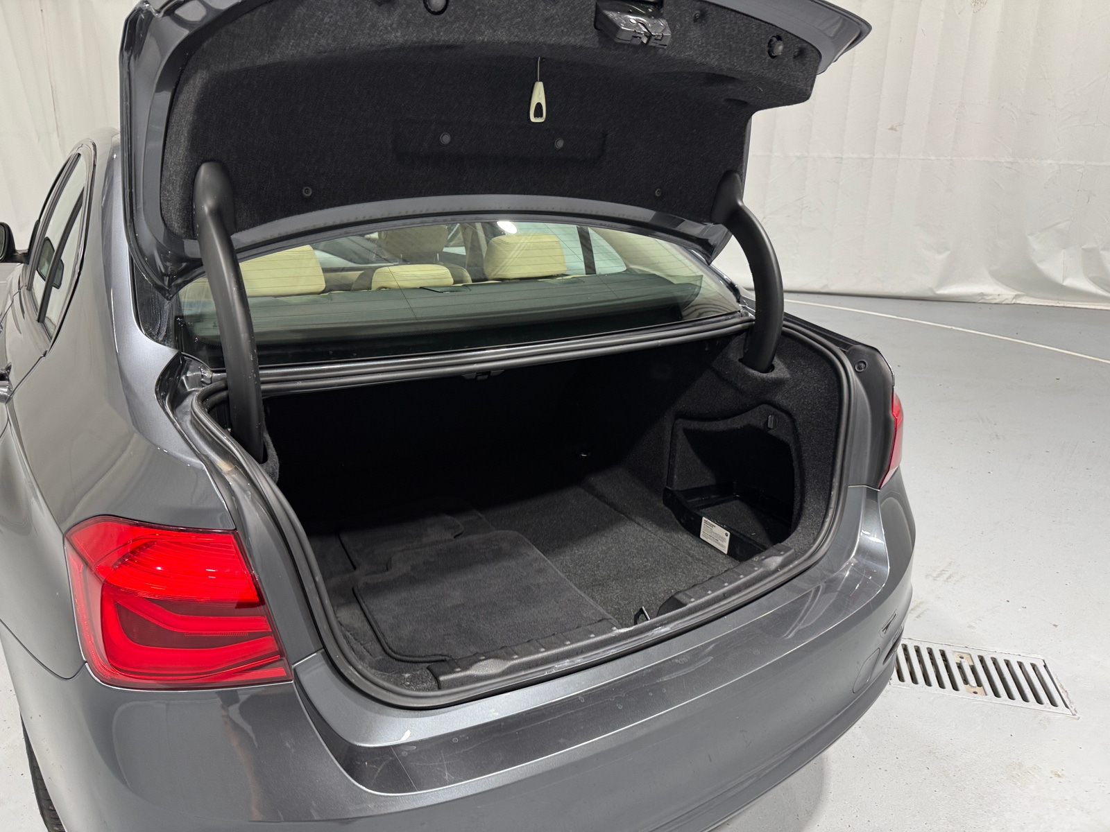 Thumbnail: 2018 BMW 3 Series - 6