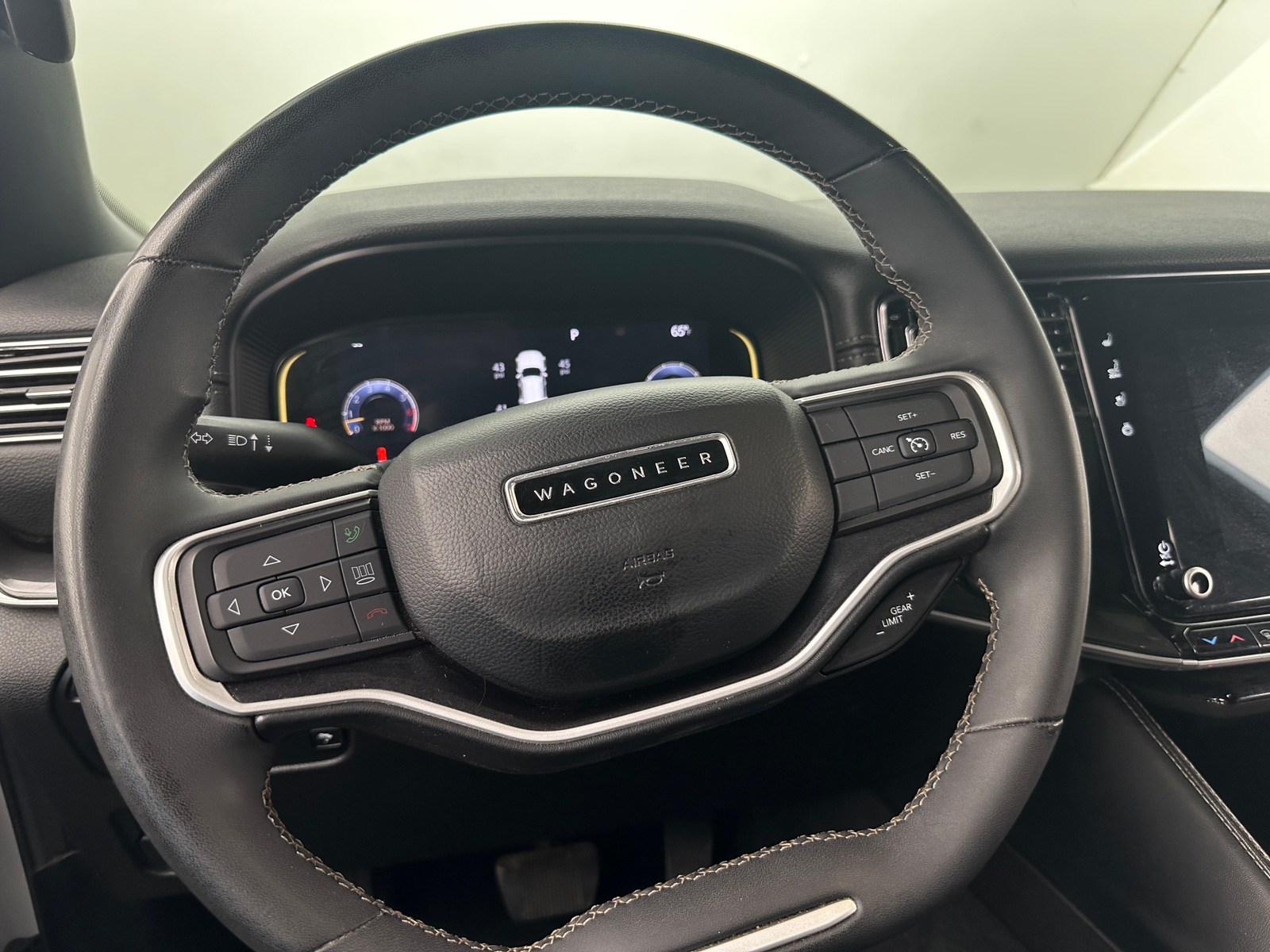 Thumbnail: 2022 Jeep Wagoneer - 4