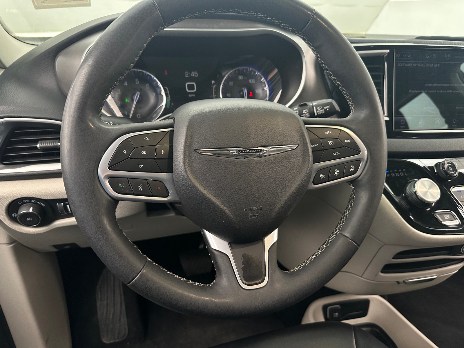 Thumbnail: 2023 Chrysler Pacifica - 4