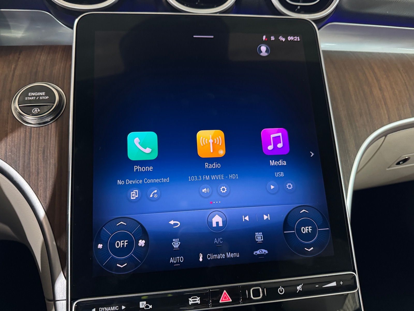 Thumbnail: 2025 Mercedes-Benz C-Class - 3