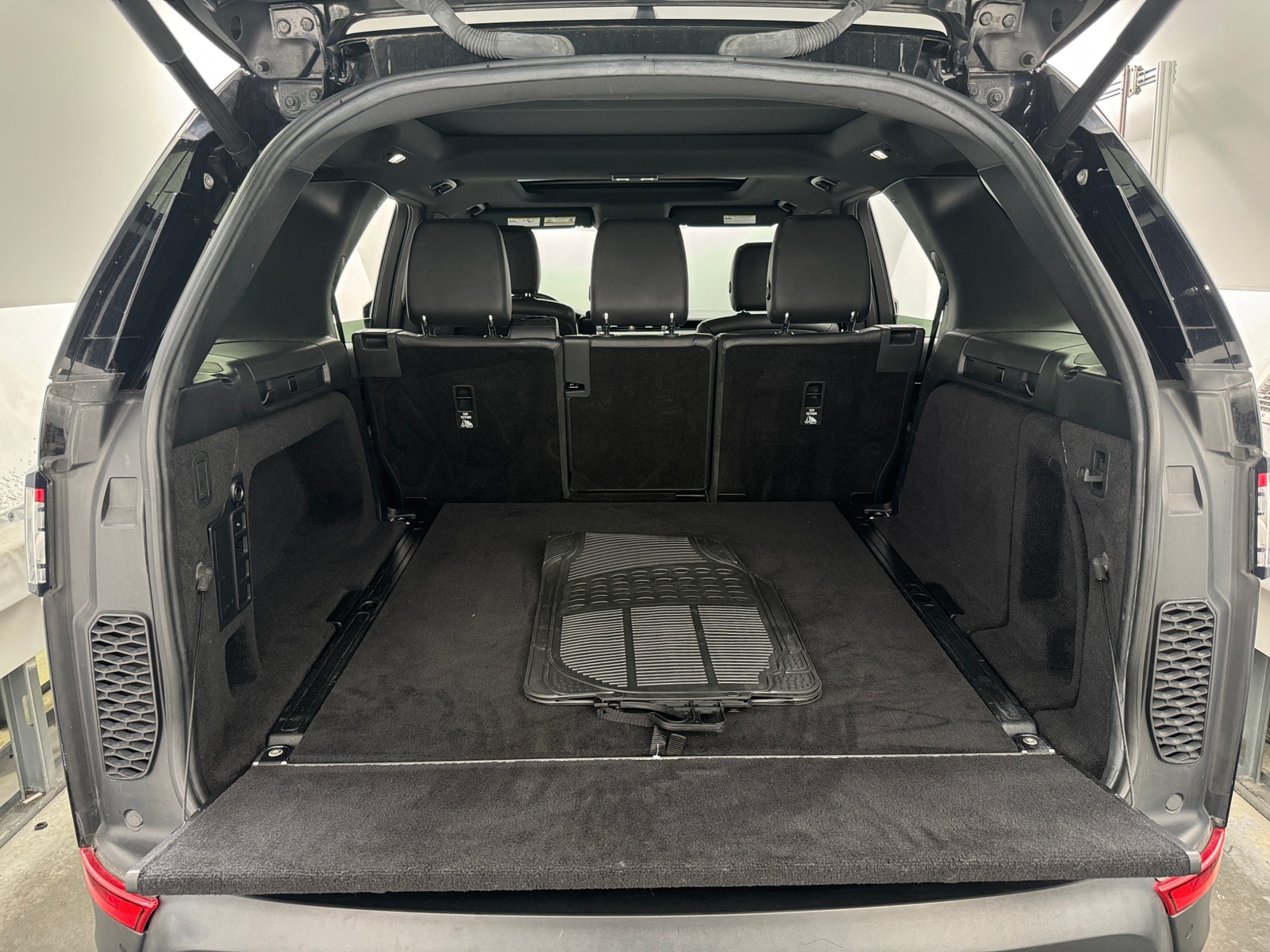 Thumbnail: 2020 Land Rover Discovery - 6